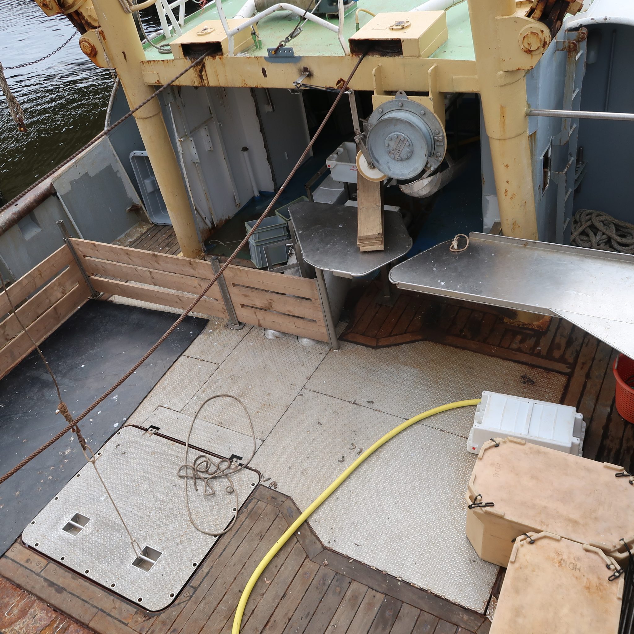 Het dek van de Eurokotter HD-3 is ingericht voor krabbenkooien. (Foto W.M. den Heijer)