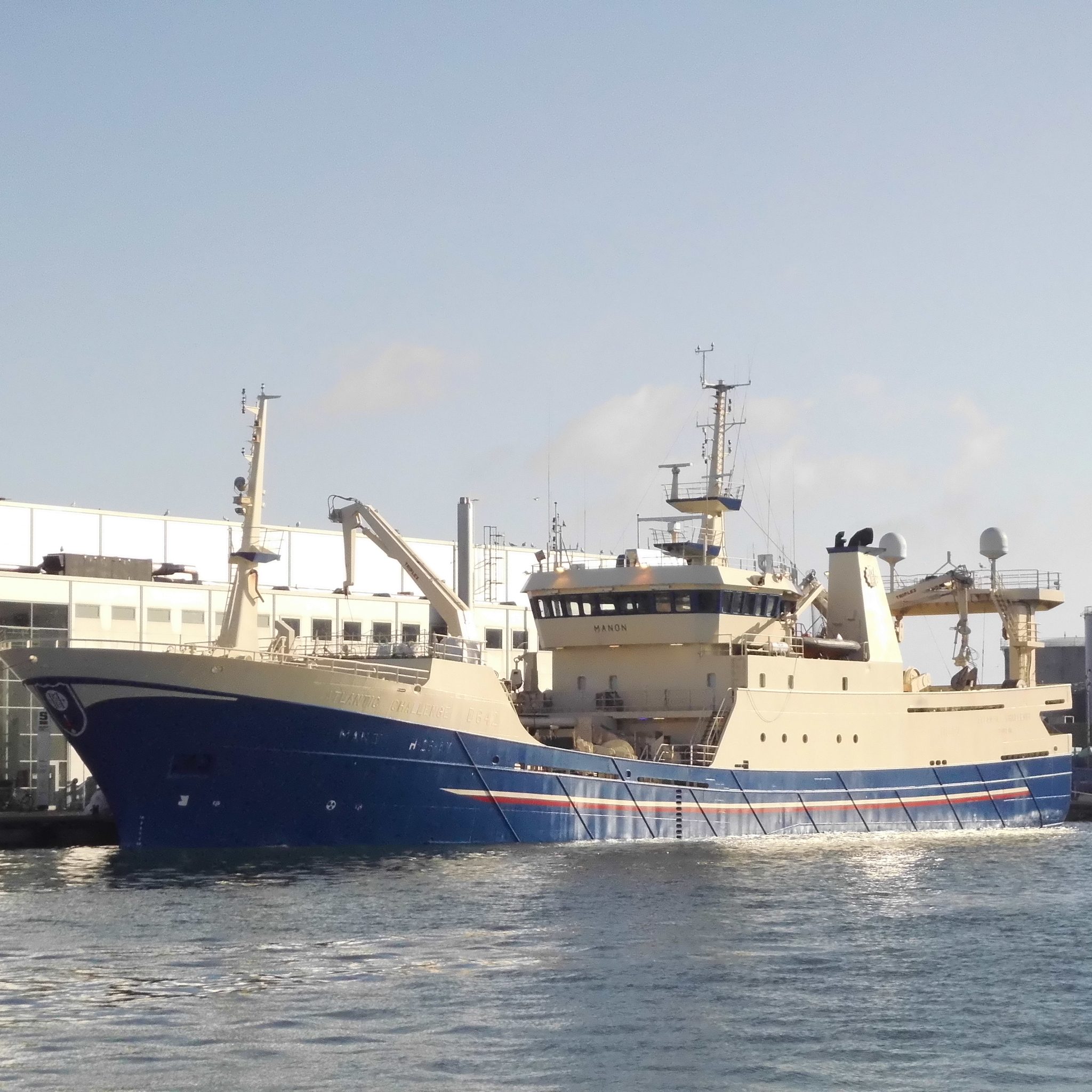 De Noorse trawler H-24-AV Manon is bijna elk jaar betrokken bij de visserij op maatjesharing. (Foto W.M. den Heijer)