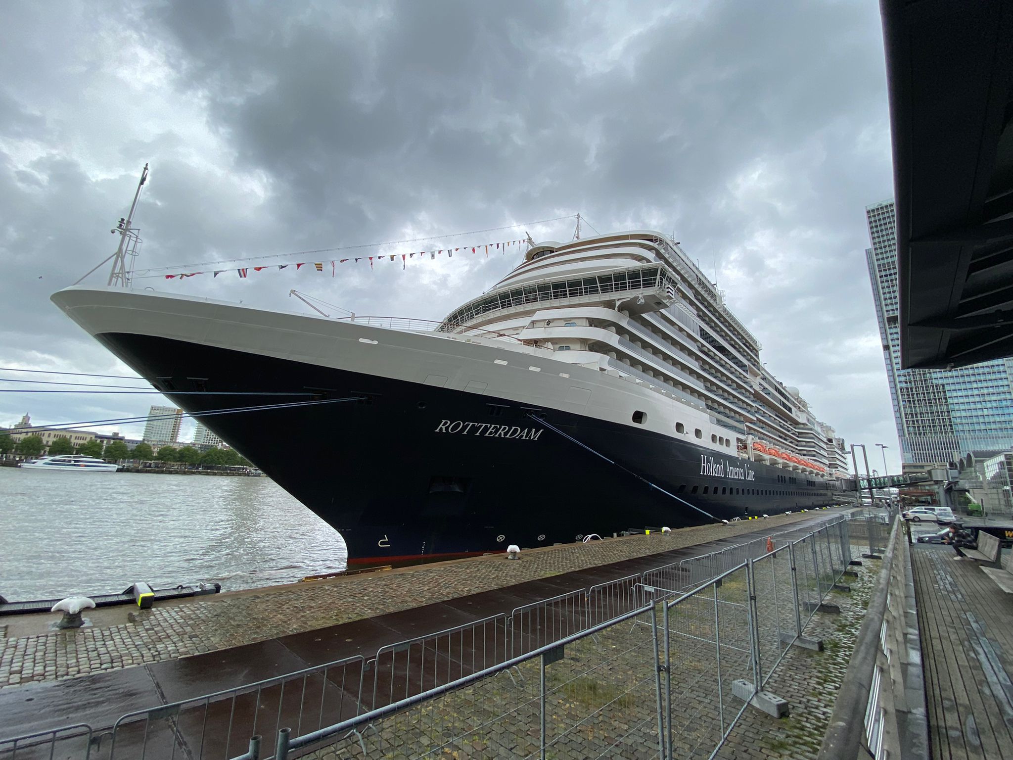 Het cruiseschip Rotterdam VII ligt afgemeerd bij de Rotterdamse Cruise Terminal. (Foto Jelmer Bastiaans)