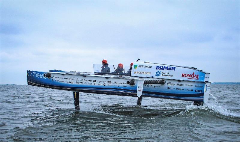 Het vaartuig 'vliegt' boven het water boven een snelheid van 45 kilometer per uur. (Foto TU Delft)