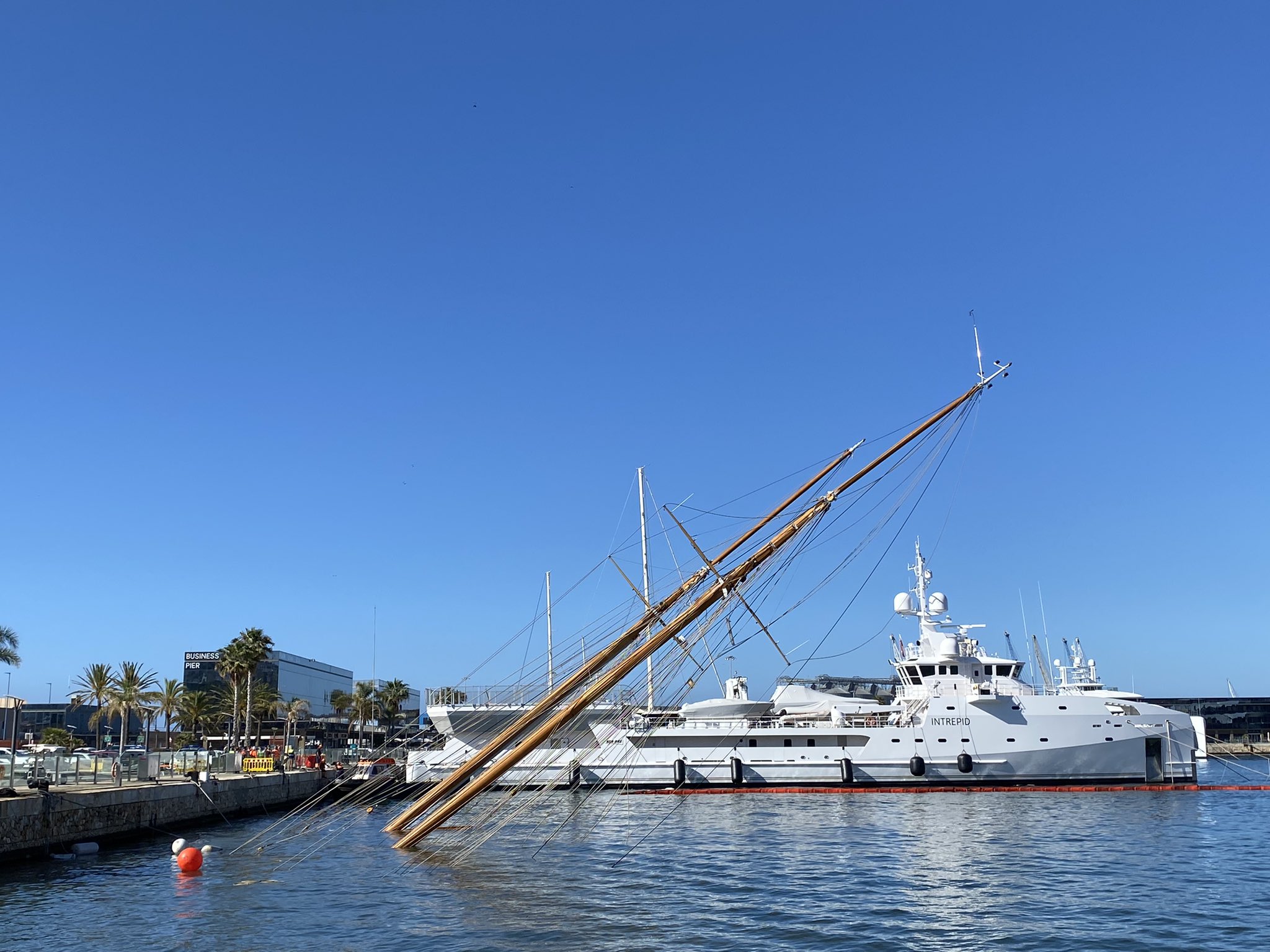 Alleen de masten van de Eleonora E. steken nog boven het water uit (Foto Port Tarragona)