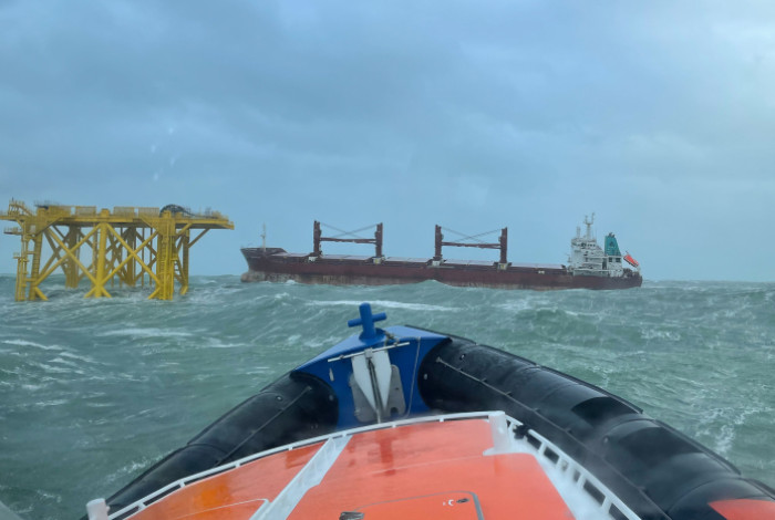 De tijdens een storm op de Noordzee op drift geraakte Julietta D. (Foto KNRM)