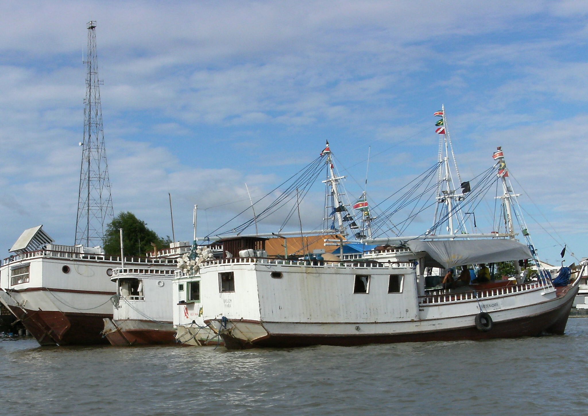 Ter illustratie. Vissersboten voor de kust van Suriname. (Foto Wikimedia Commons)
