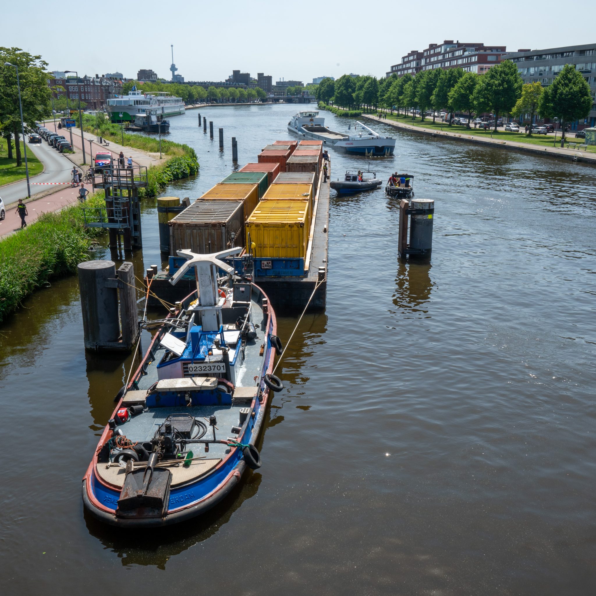 De Reinod 1 is vrijdagmiddag tegen de Beukelsbrug in Rotterdam gevaren. Foto MediaTV