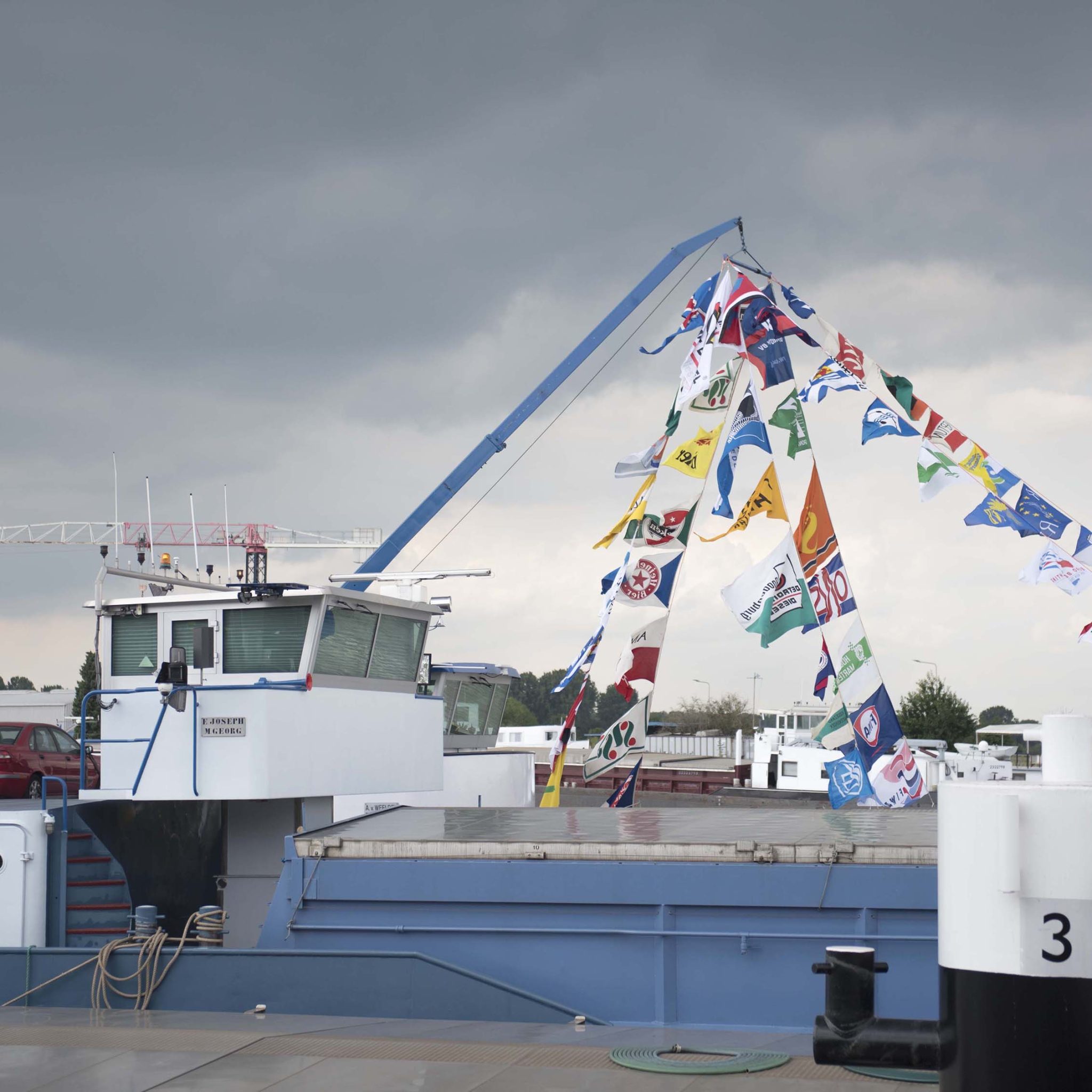 De haven van Maasbracht ligt tijdens de Havendagen weer vol met gepavoiseerde schepen. (Foto Erik van Huizen)