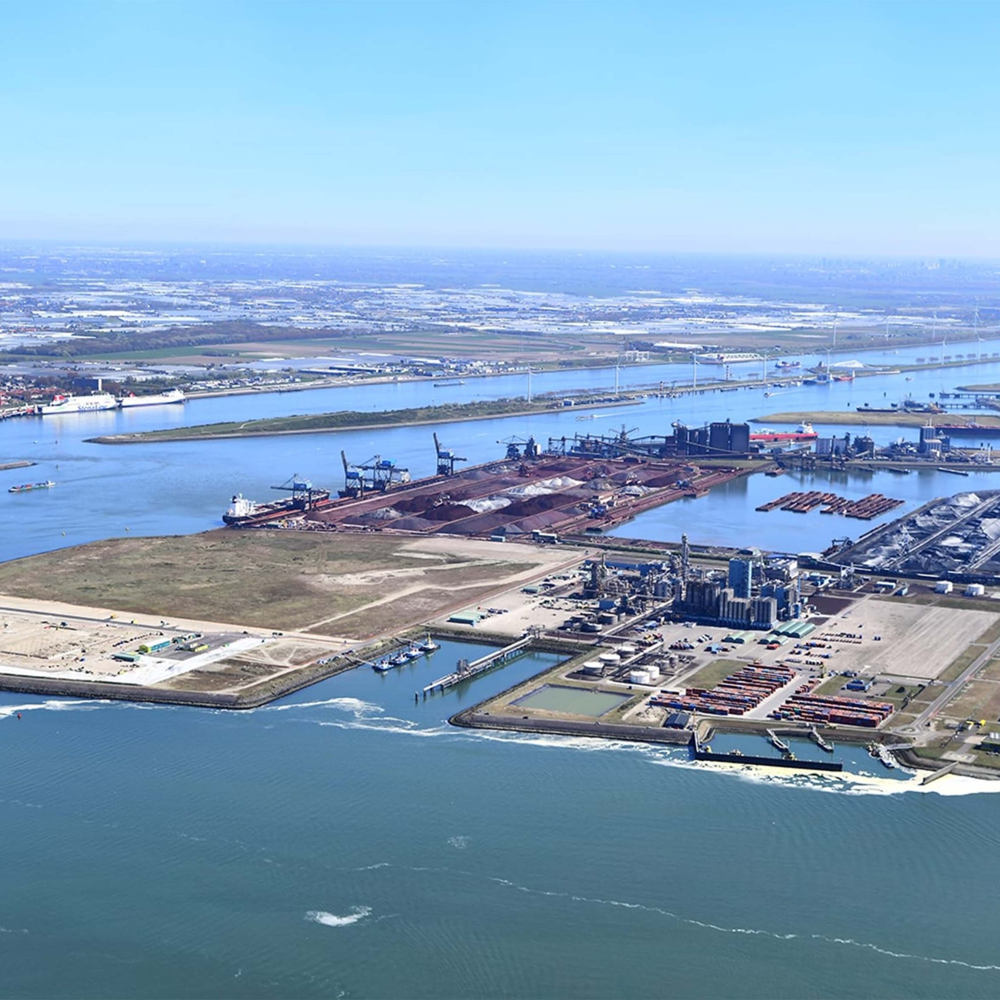 Als het Harbers ligt, wordt de stikstofruimte die vrijkomt bij vergroening van de scheepvaart gebruikt voor de doorontwikkeling van de zeehavens. (Foto Havenbedrijf Rotterdam)