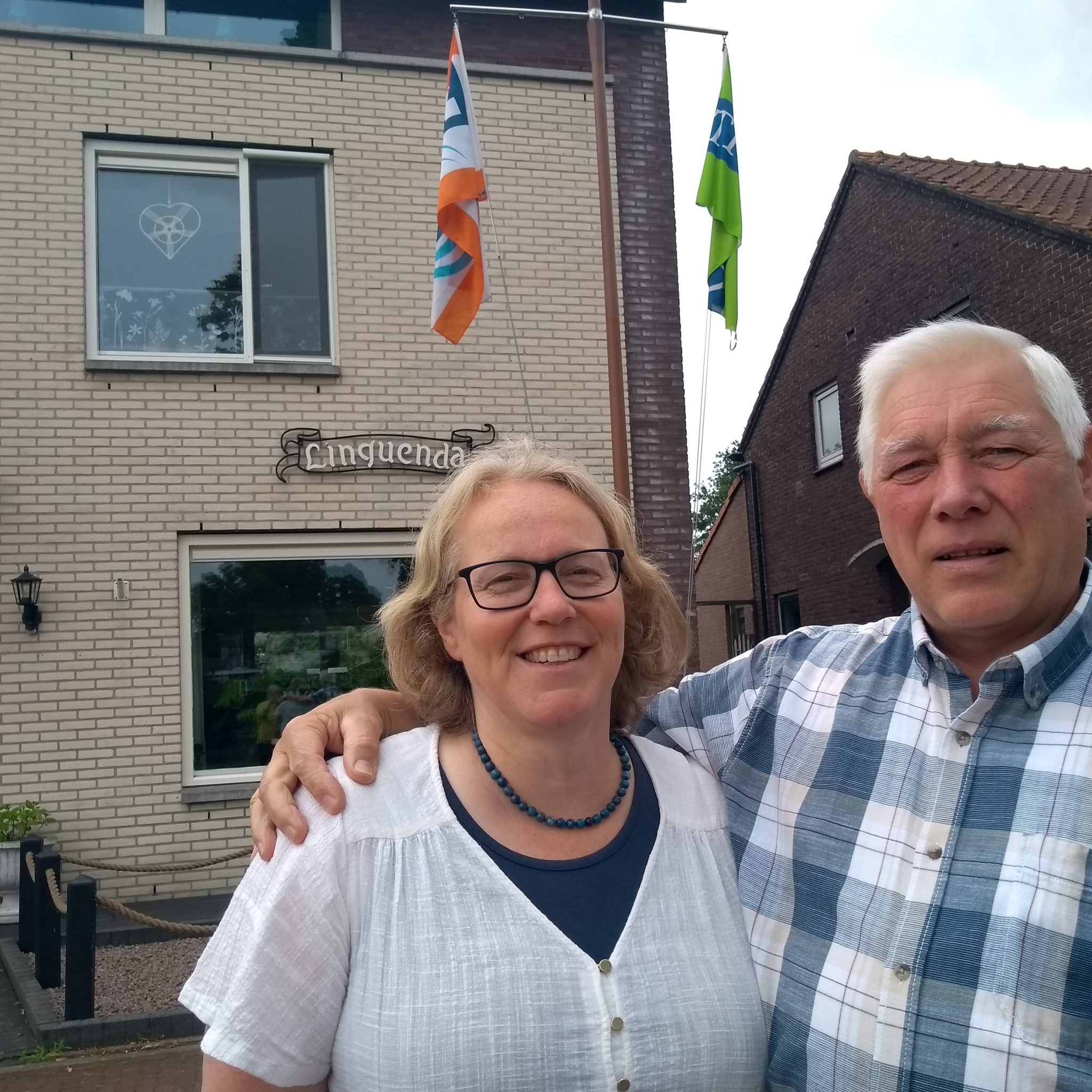 Adriaan en Marja Verschoor voor hun huis, waaraan duidelijk te herkennen is dat hier mensen van de vaart wonen. (Foto Hannie Visser-Kieboom)