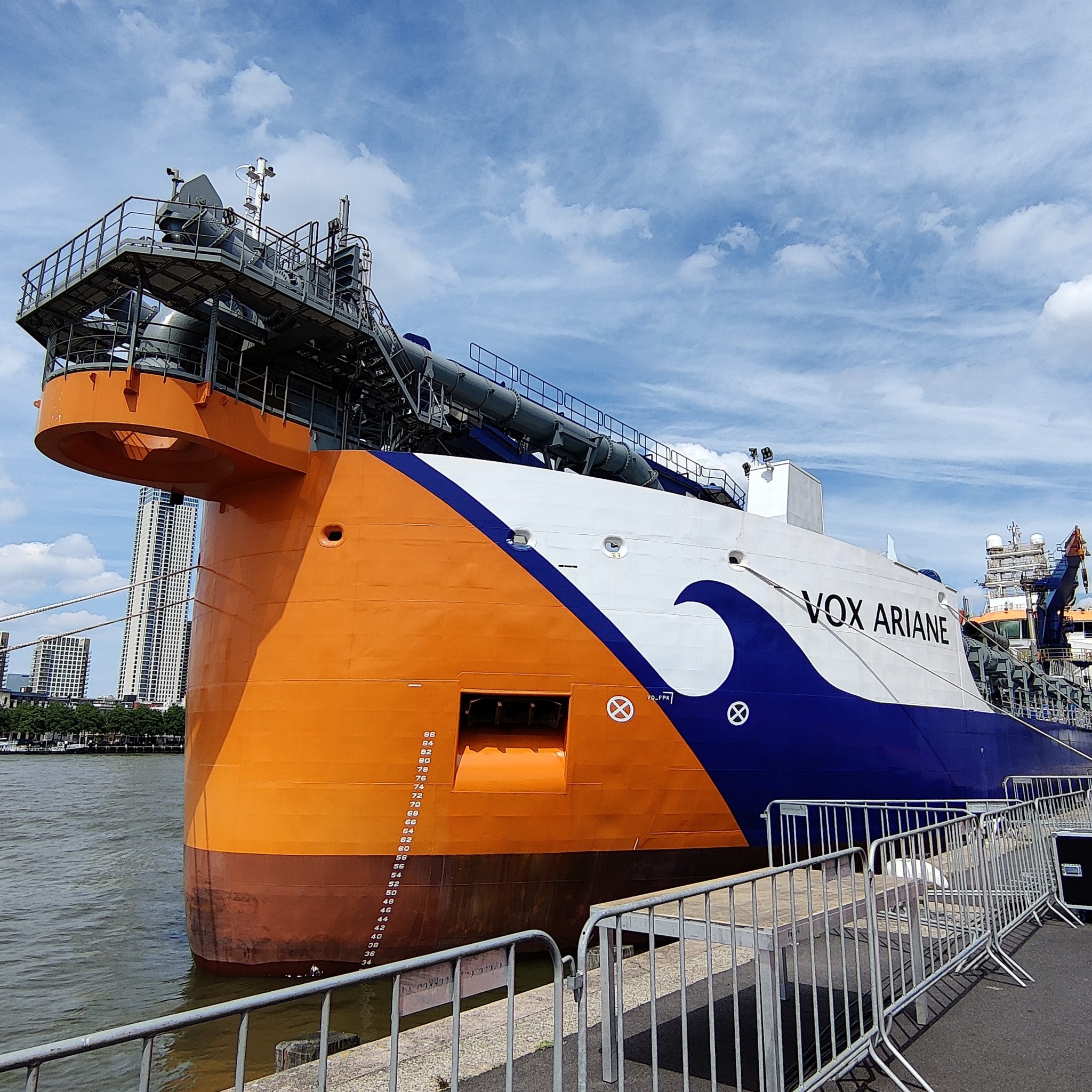 De Vox Ariane in de kleuren van Van Oord: oranje, wit en marineblauw. (Foto's Robin van den Bovenkamp / Emma Dailey)