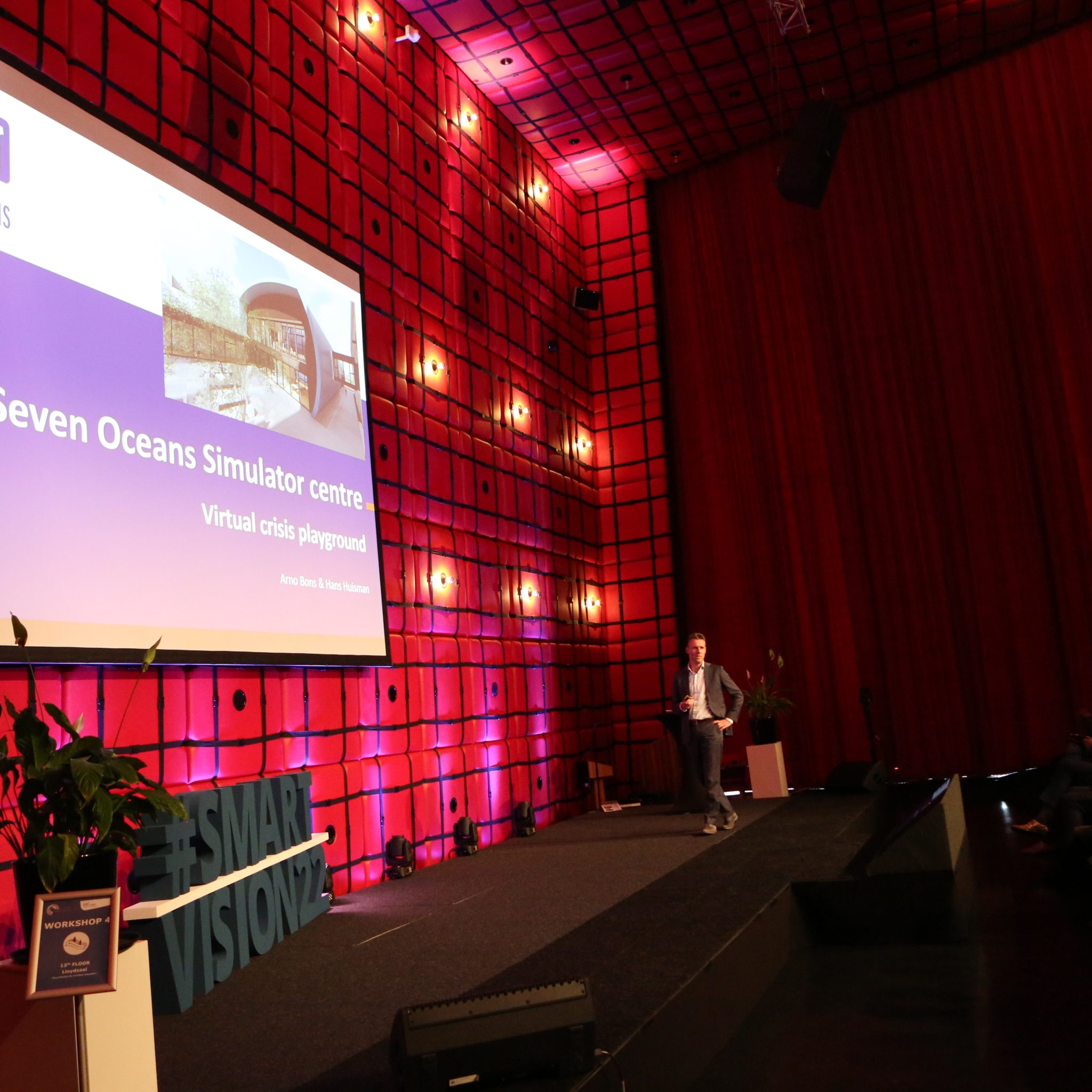 Arno Bons presenteert het nieuwe simulatorcentrum tijdens Smart Vision 2022. (Foto Smart Vision)