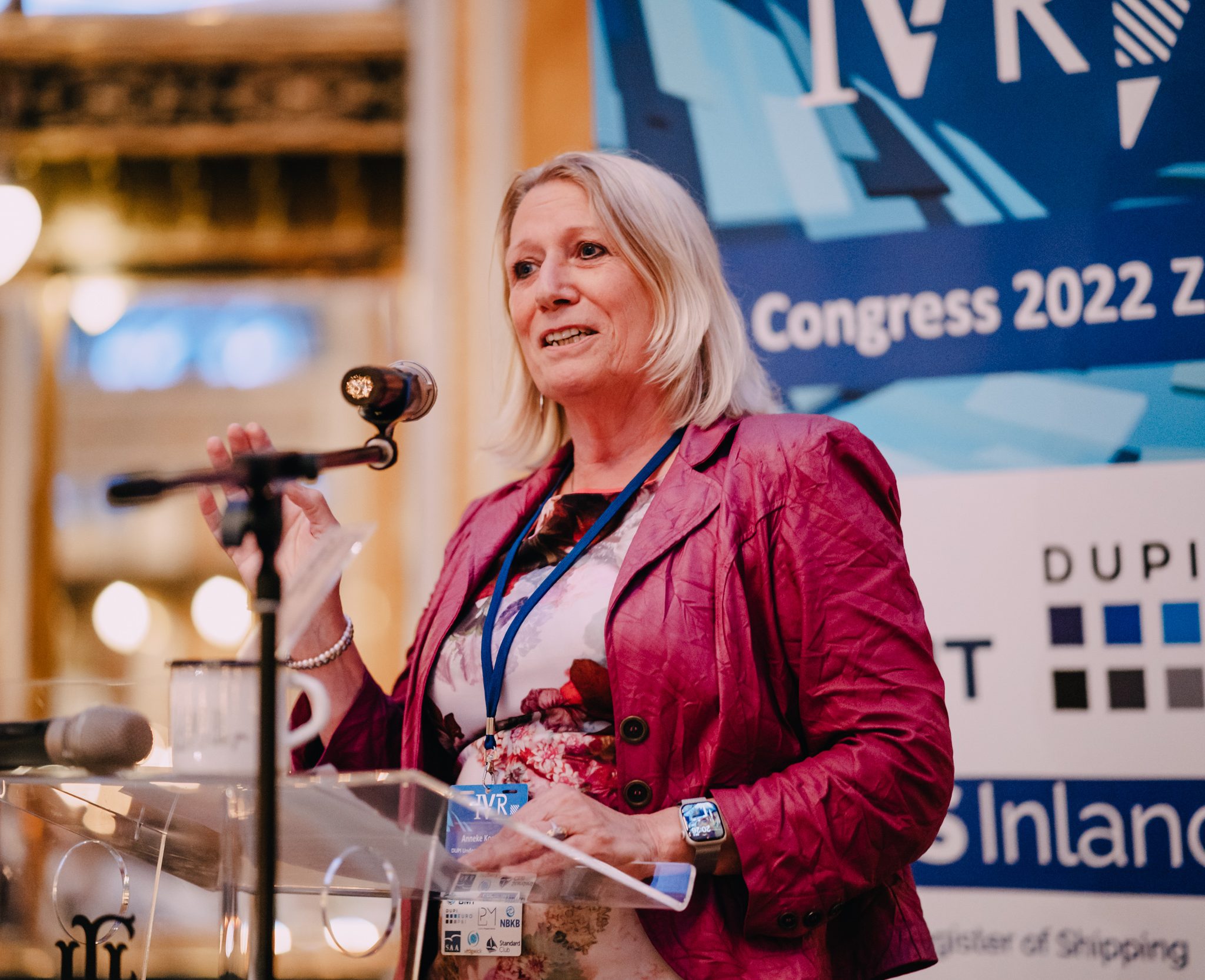 Anneke Kooiman spreekt de IVR-leden toe. (Foto IVR)