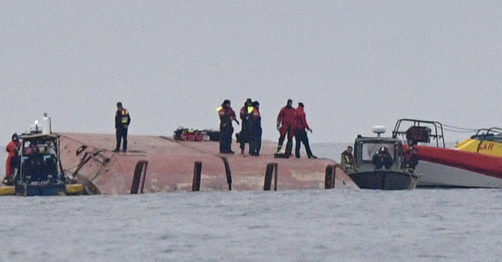 De Zweedse politie hield destijds twee bemanningsleden van het Britse schip Scot Carrier aan op verdenking van nalatigheid met de dood tot gevolg. Foto ANP