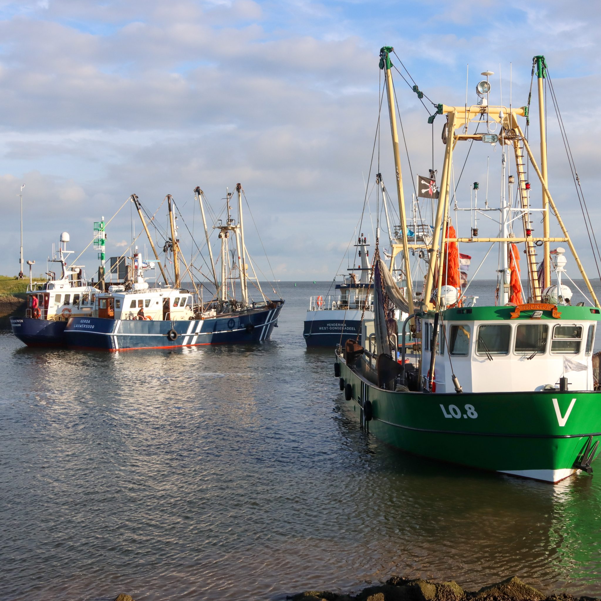 Vissers in Lauwersoog hebben hun boten verplaats. Daar waar vanmorgen alleen de vissershaven werd geblokkeerd liggen is er nu geen enkel scheepvaartverkeer meer mogelijk. (Foto ANP)
