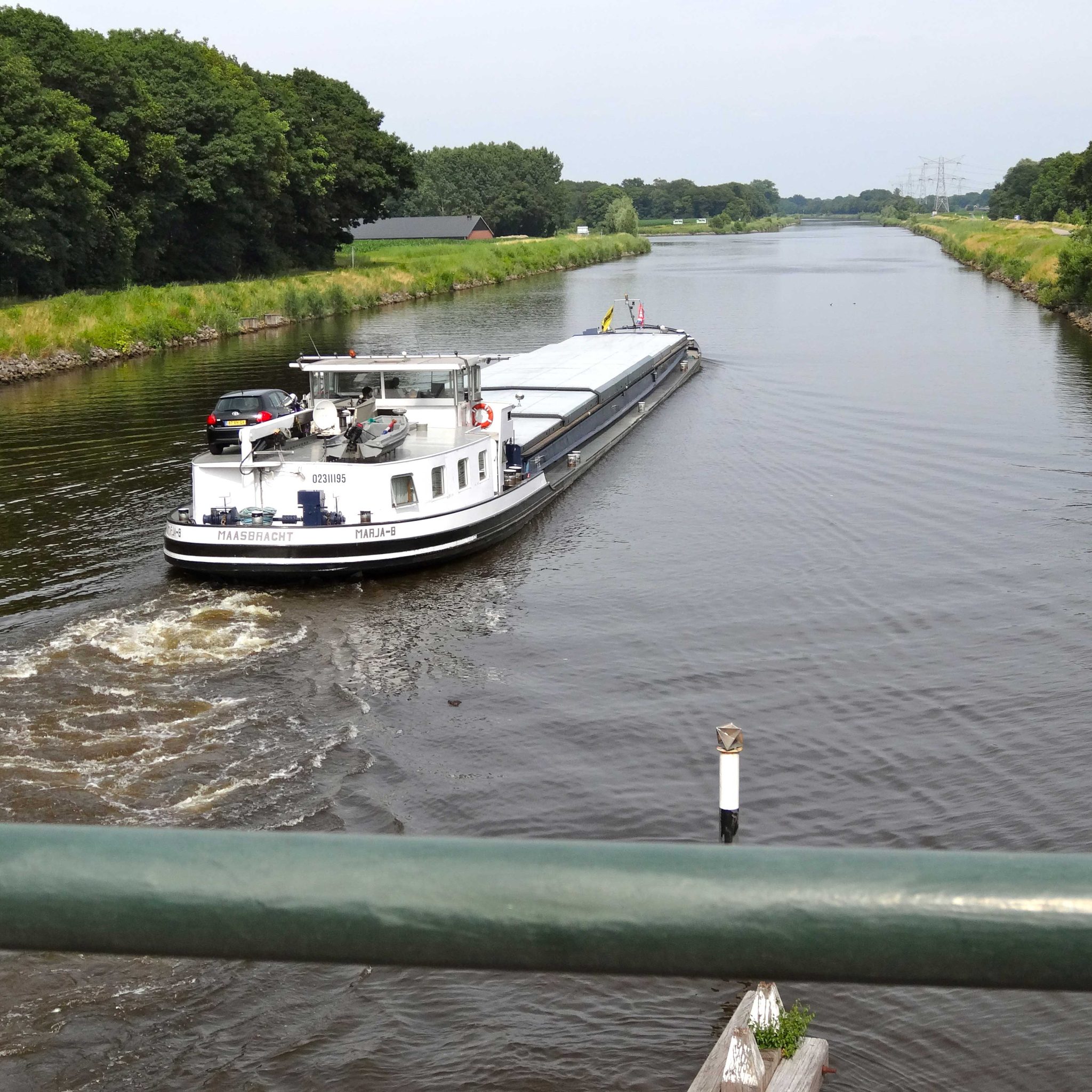 Zicht vanaf de Dorrebrug op het Twentekanaal. (Foto Gouwenaar / Wikimedia Commons)