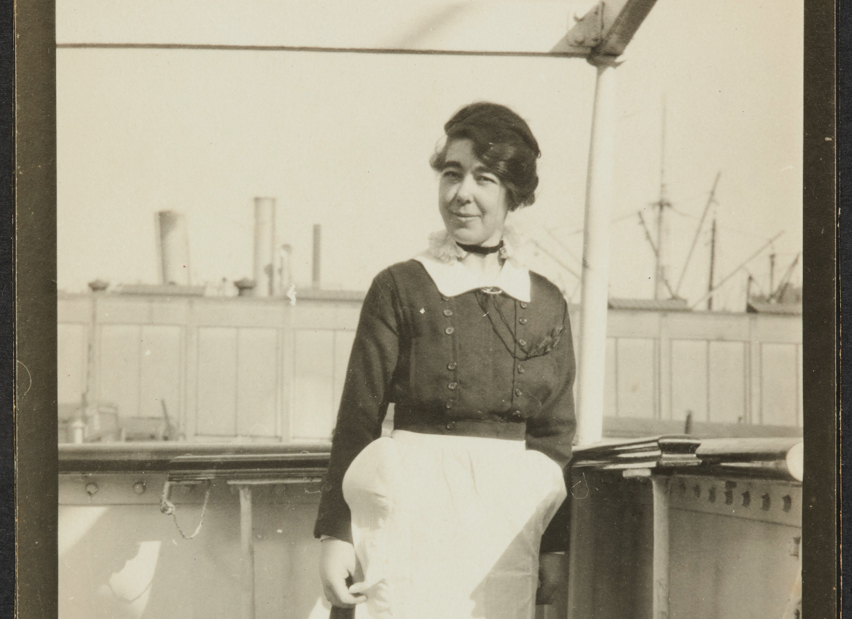 Portretfoto van linnenjuffrouw M.M. Dekker op ss Nickerie in de haven van New York in 1917, Janus Ossewaarde Collectie (foto Scheepvaartmuseum)