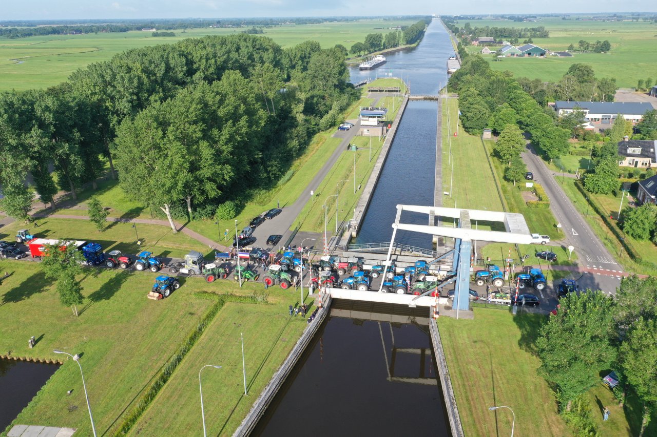 Trekkers blokkeren de brug over het Van Starkenborghkanaal. (Foto Noordernieuws)
