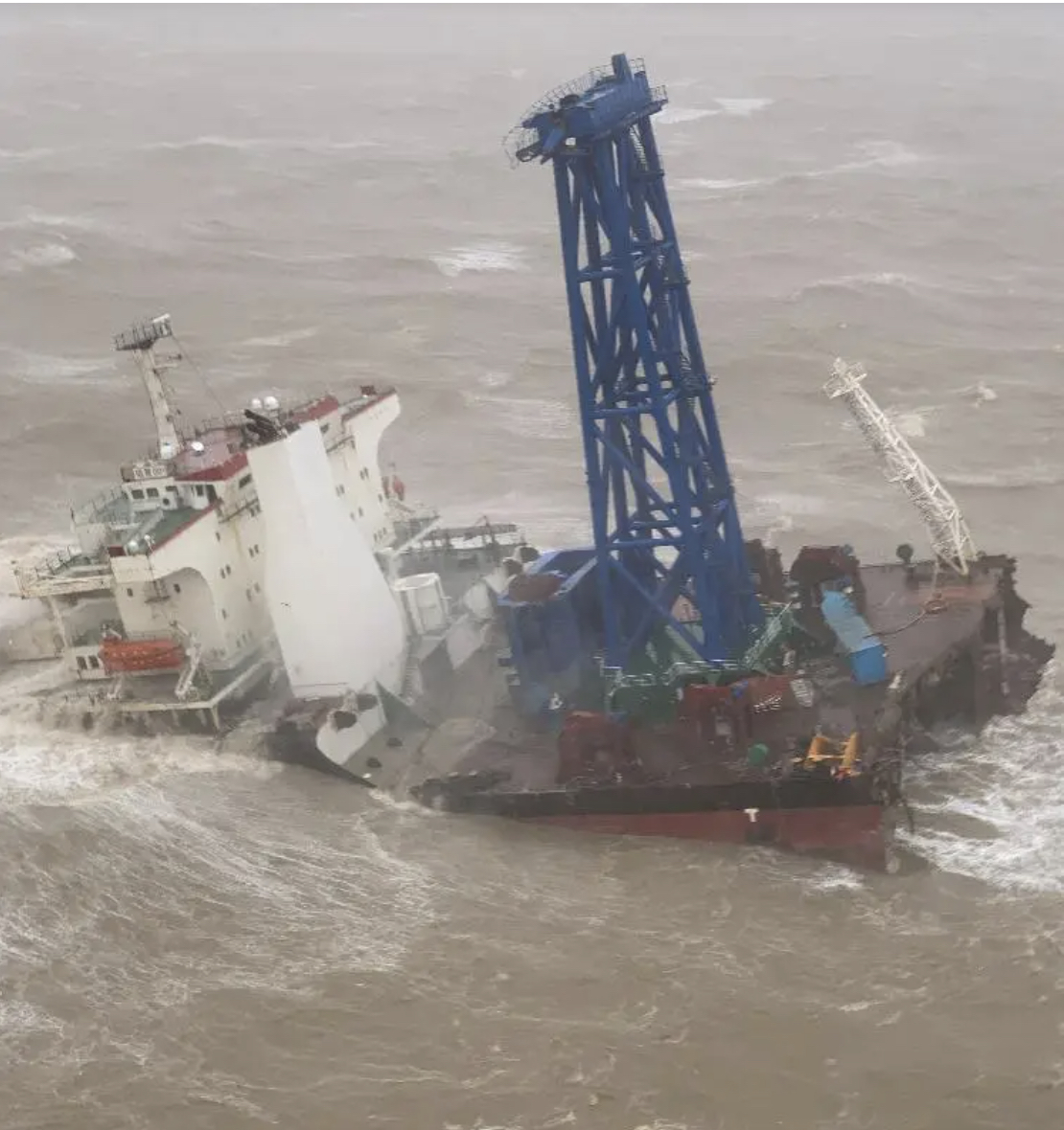 Tientallen crewleden worden vermist nadat een schip zaterdagochtend (lokale tijd) in tweeën brak in de Zuid-Chinese Zee bij de kust van Hongkong. Fotoi Kustwacht Hongkong