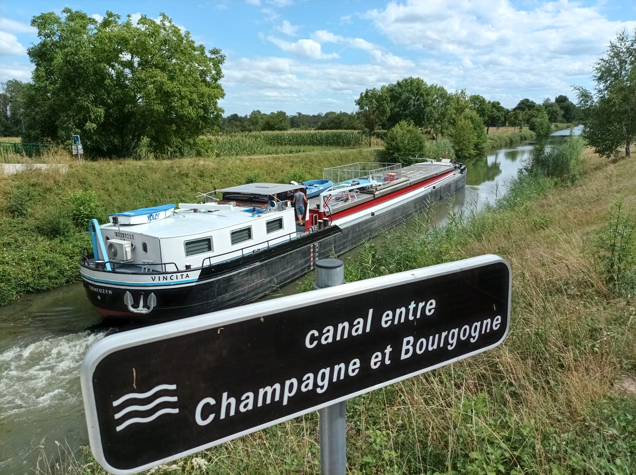 De Vincita is voorlopig de laatste geladen spits in het Canal entre Champagne et Bourgogne. Wegens watergebrek en een onderhoudsstremming zit de hoofdroute naar Zuid-Frankrijk tot half oktober dicht. (Foto Silvère Têtu)
