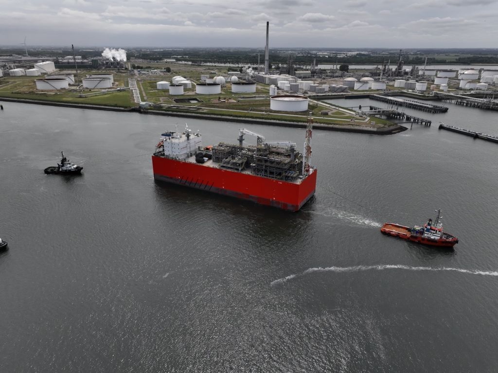 De Exmar FSRU S188 in Rotterdam. In augustus zal de drijvende gasfabriek in Eemshaven afmeren. (Foto Gasunie)