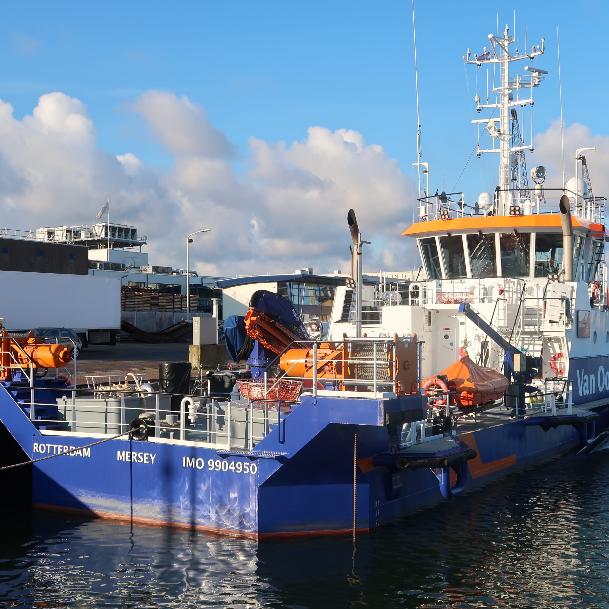 Het 1 jaar oude hybride waterinjectievaartuig Mersey in de haven van Scheveningen. (Foto W.M. den Heijer)