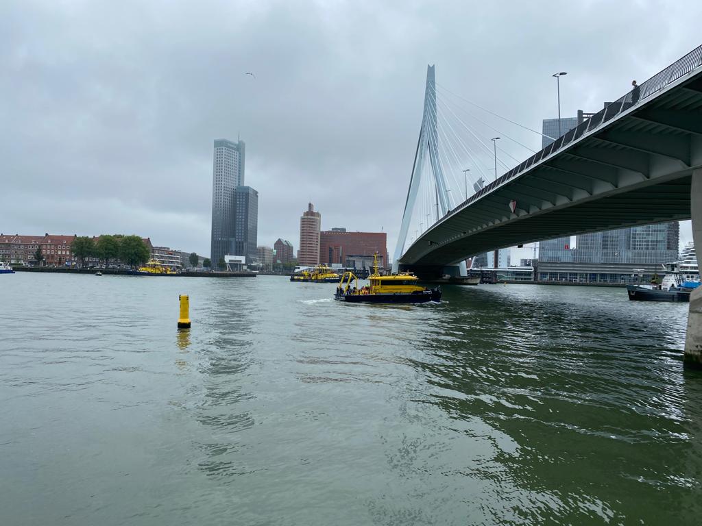 Patrouilleschepen van het Havenbedrijf lokaliseren de watertaxi onder de brug. (Foto Jelmer Bastiaans)
