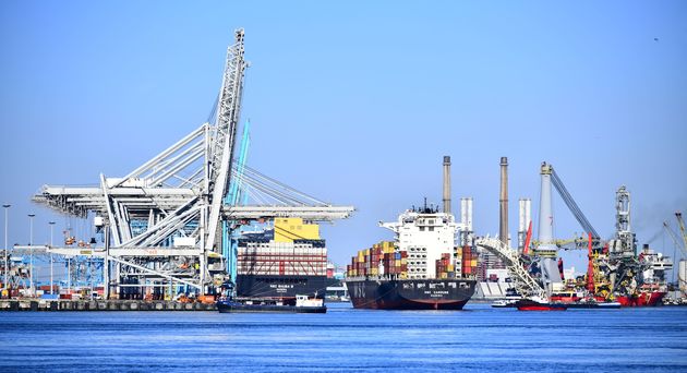 Containerschepen bij een terminal (Foto Port of Rotterdam)