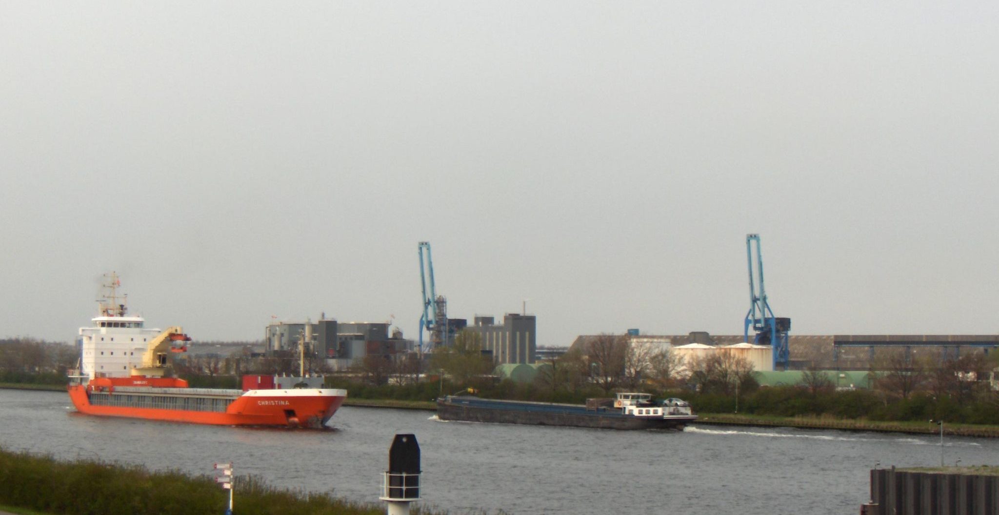 Op het Kanaal Gent-Terneuzen kan met minder diepgang gevaren worden. (Foto Wikipedia)