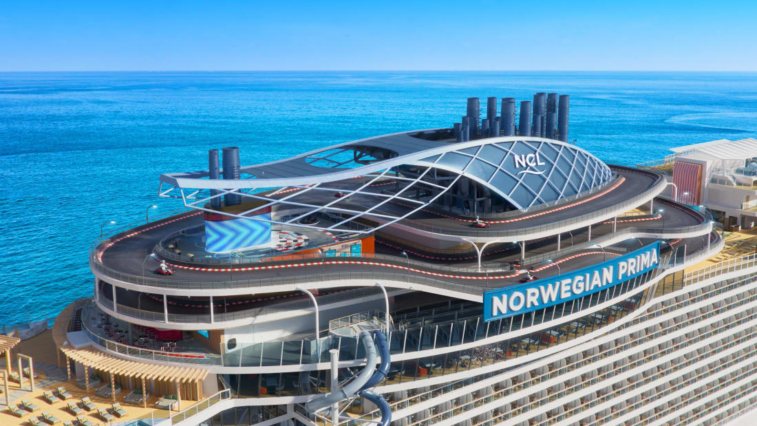 Een kartbaan van drie etages, een vrij-valglijbaan en twee 'infinity pools' vermaken de ruim 3.000 passagiers aan boord. (Beeld Norwegian Cruise Line)