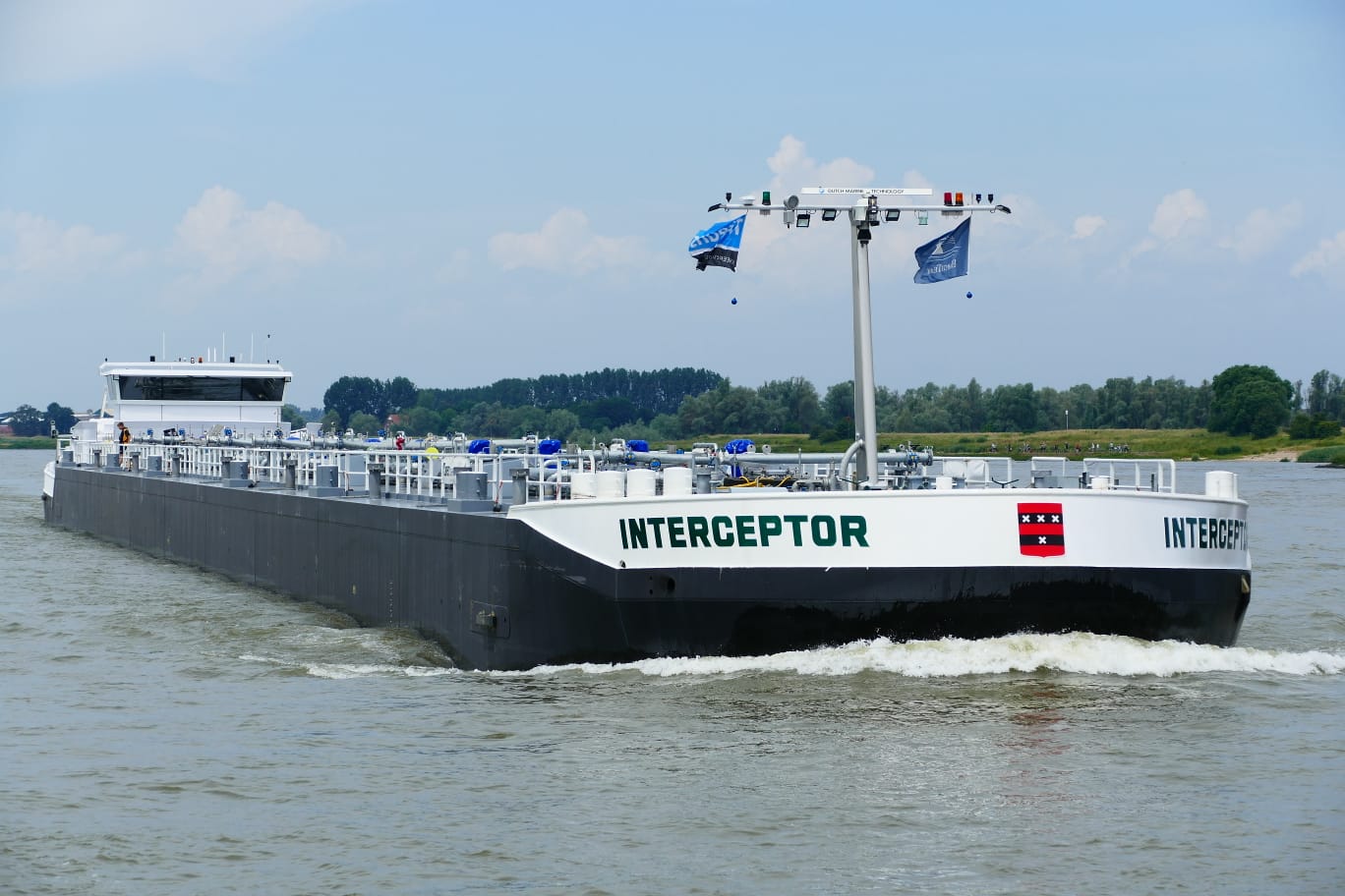 Motortanker Interceptor is speciaal gebouwd om meer lading bij lage waterstanden mee te kunnen nemen.