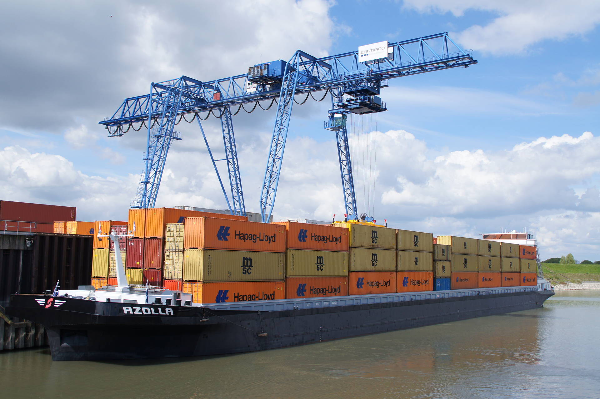 Een binnenvaartschip vervoert containers over de Rijn voor Contargo.