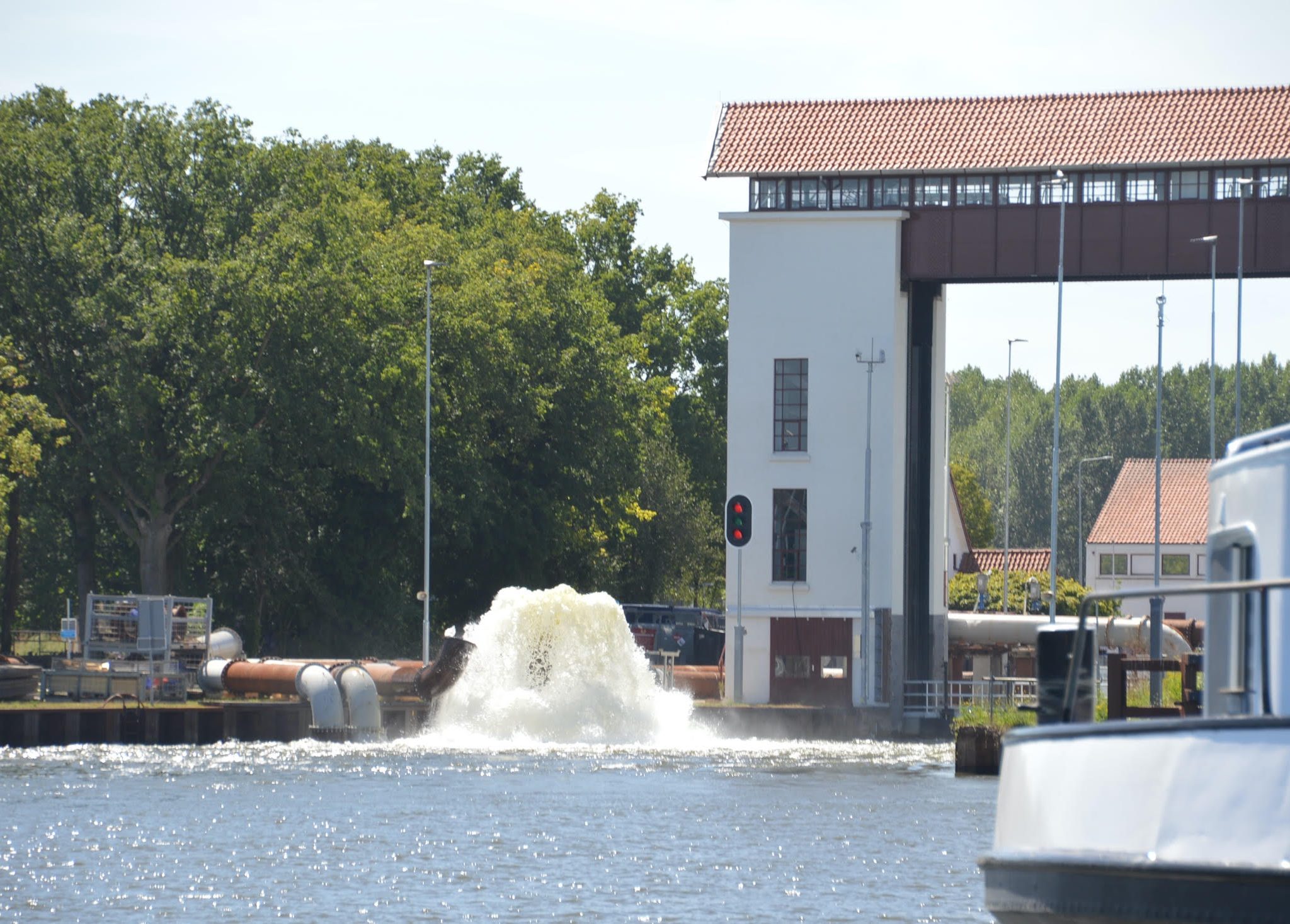 Pompen bij sluis Eefde om het Twentekanaal op pijl te houden. (Foto Sander Wels)