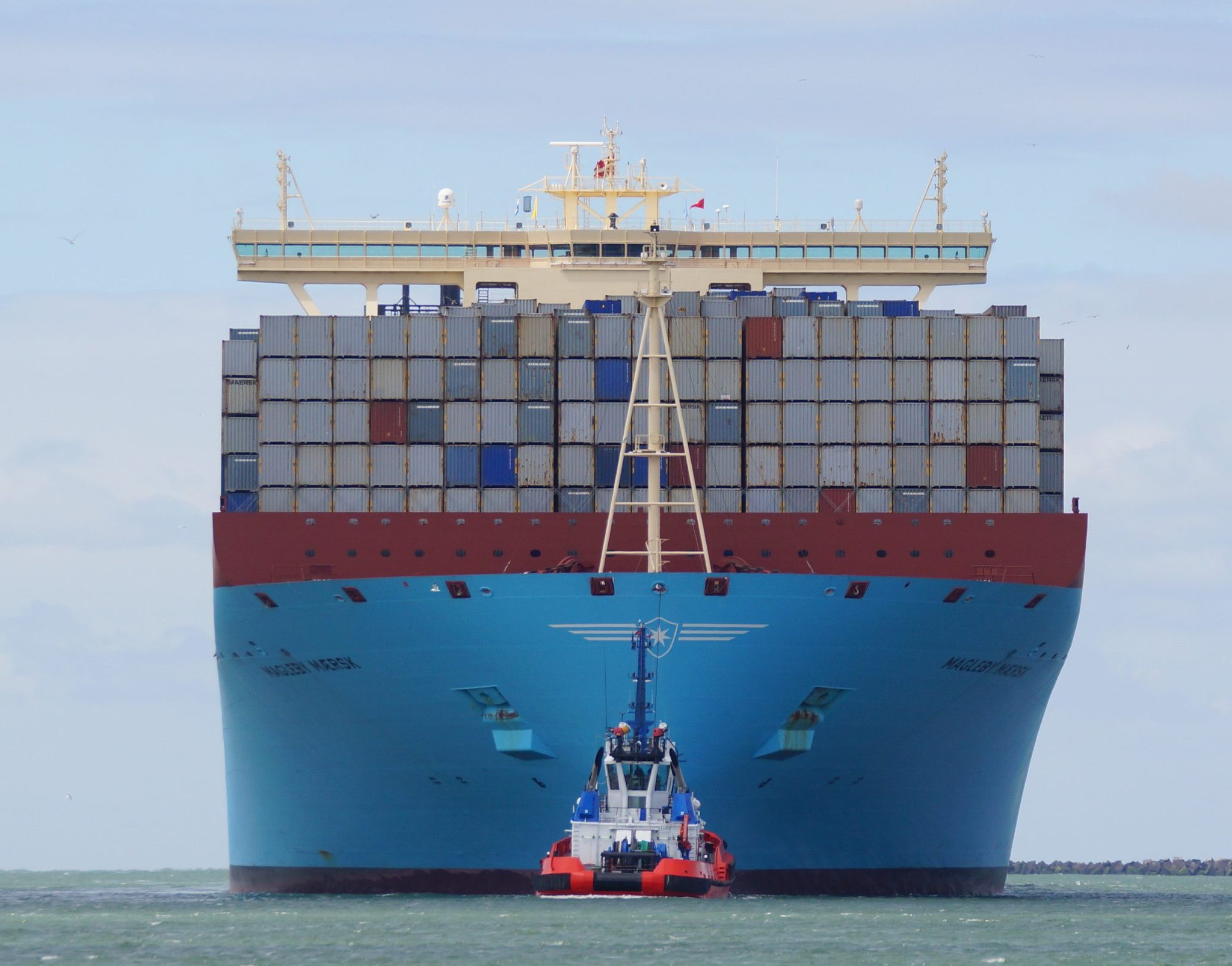 Het salaris bij de miljarden winst makende containerreders Søren Skou van Maersk en Habbe Jansen van Hapag Lloyd ging flink omhoog. (Foto Wikimedia / Kees Torn)