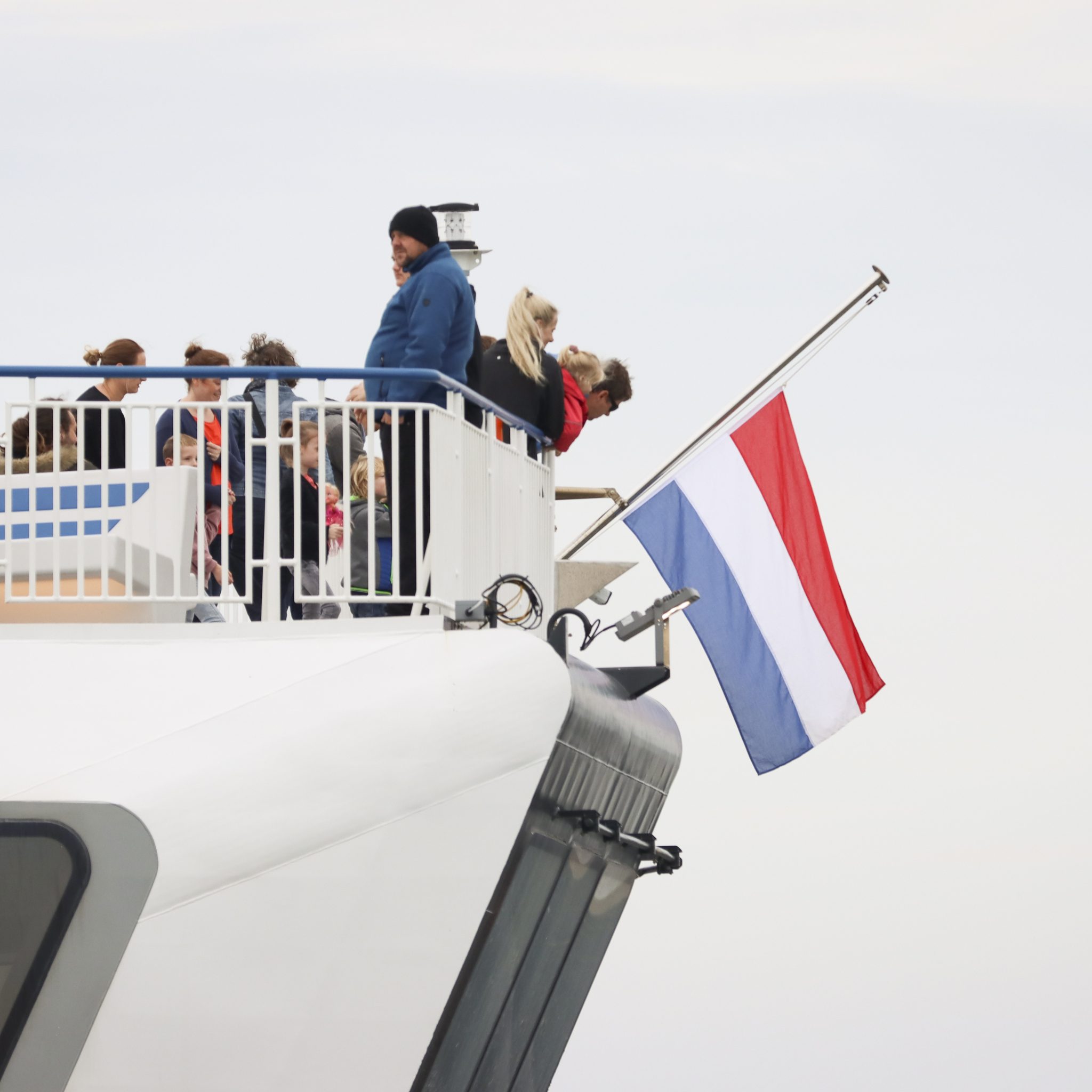 Vanwege het dodelijke ongeluk op de Waddenzee hangt de vlag halfstok bij Rederij Doeksen en diens sneldienstschip De Koegelwieck.
