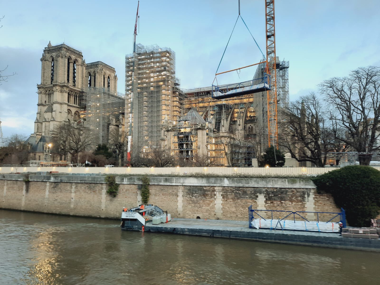 Levering bouwmaterialen over de seine voor restauratie Notre-Dame