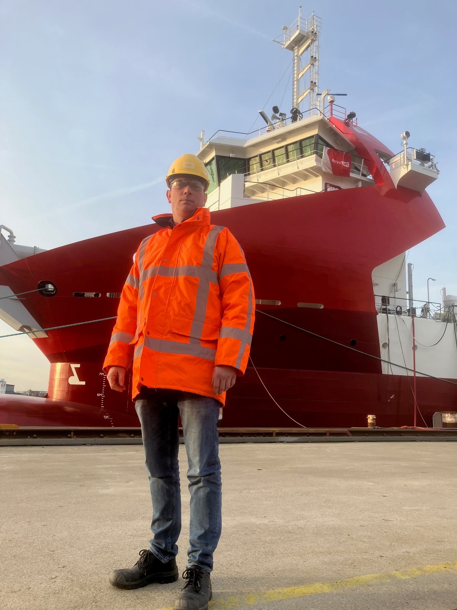 OR-voorzitter Martijn van de Beurcht van IHC op de kade, voor de laatste Beagle van de recent gesloten scheepswerf in Krimpen aan den IJssel.