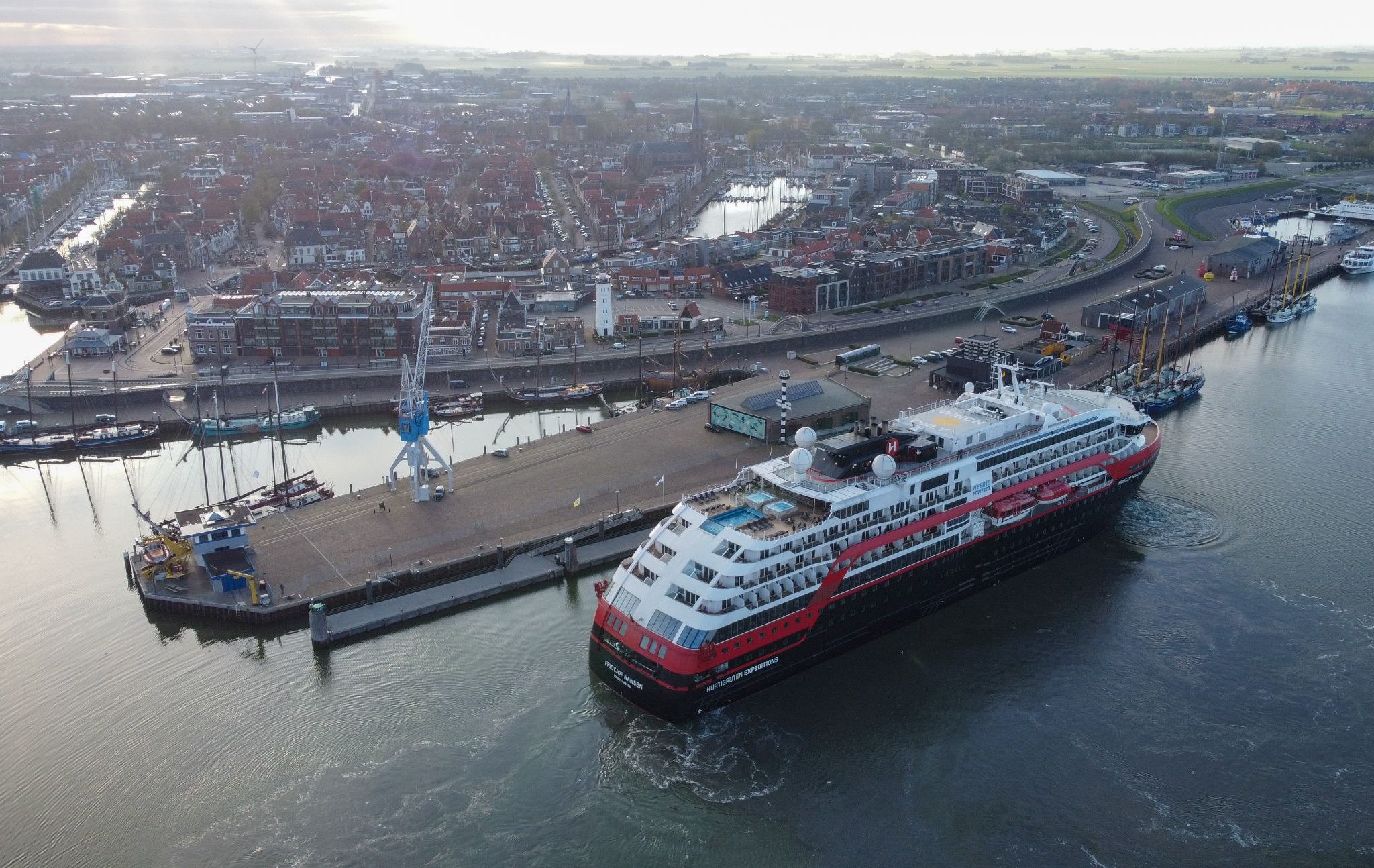 In de haven van Harlingen liep zondag 30 april het nieuwste  cruiseschip van rederij Hurtigrute binnen. De Fridtjof Nansen