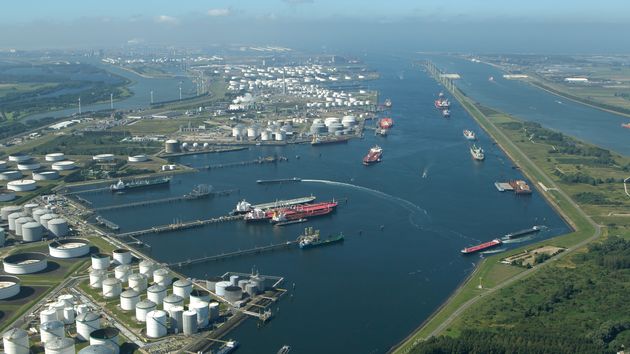 Luchtfoto van het industrie- en havengebied Europoort.
