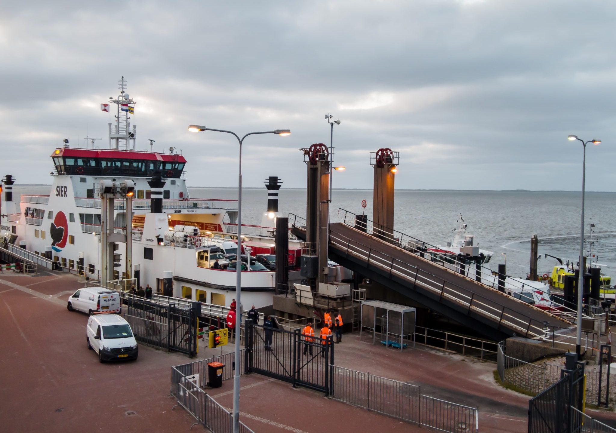 Door een kapotte autobrug in Holwerd kunnen auto's de veerboot MS Sier niet verlaten.