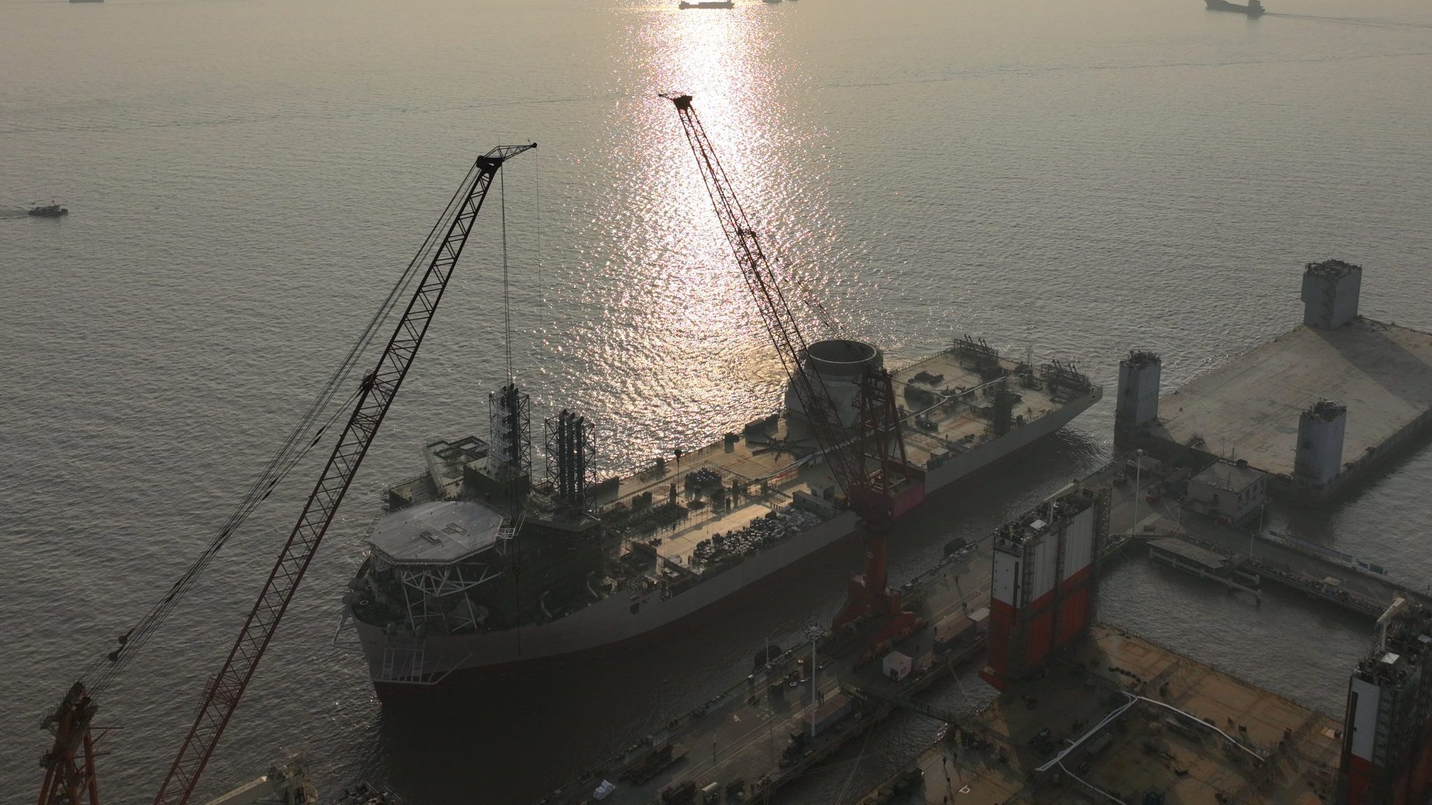 Het offshore installatieschip Les Alizés van Jan De Nul wordt afgebouwd bij de CMHI Haimen scheepswerf in China.