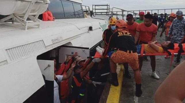 De kapitein van de veerboot meldde in totaal 25 gewonden, andere nieuwsbronnen hebben lagere aantallen gemeld.