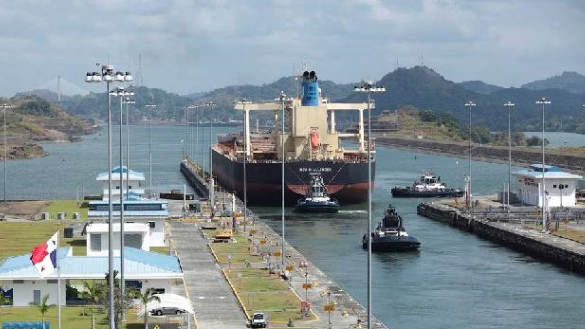 De bulkcarrier Monrovia NSU Challenger vaart door het Panamakanaal via de Cocoli-sluizen aan de rand van Panama City.