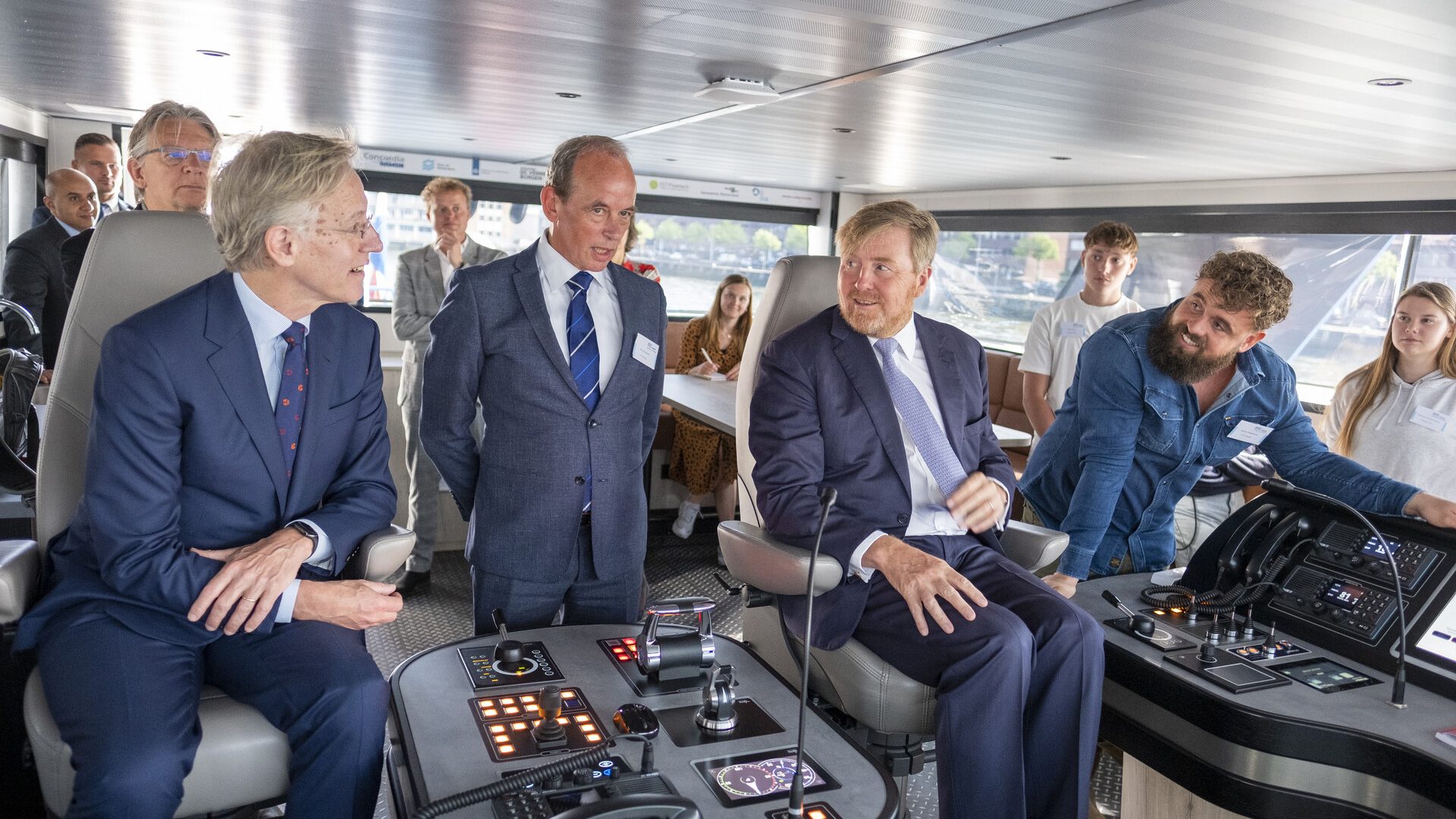 v.l.n.r: Minister Dijkhof, Frits Gronsveld en koning Willem-Alexander
