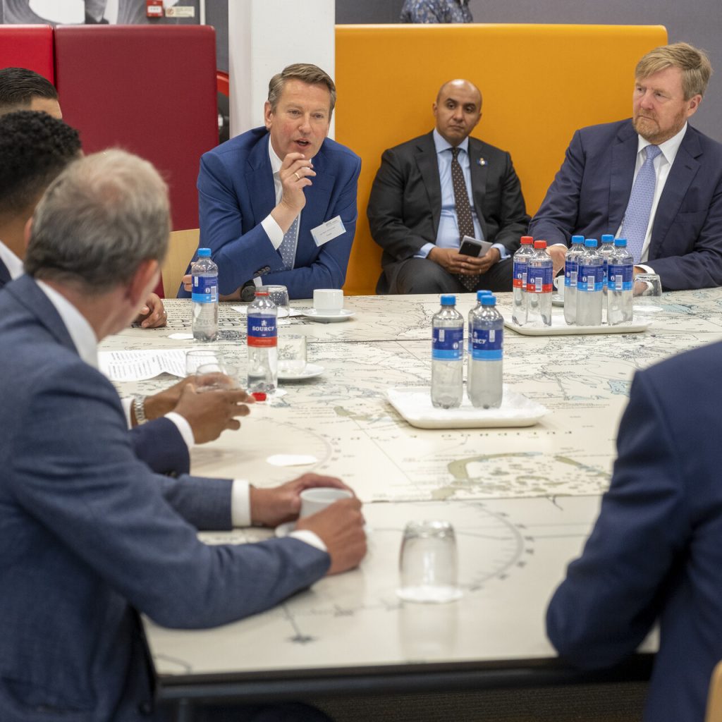 Jan Bert Schutrops en Koning Willem-Alexander tijdens het tafelgesprek. Foto Levien Willemse Fotografie/ STC Groep