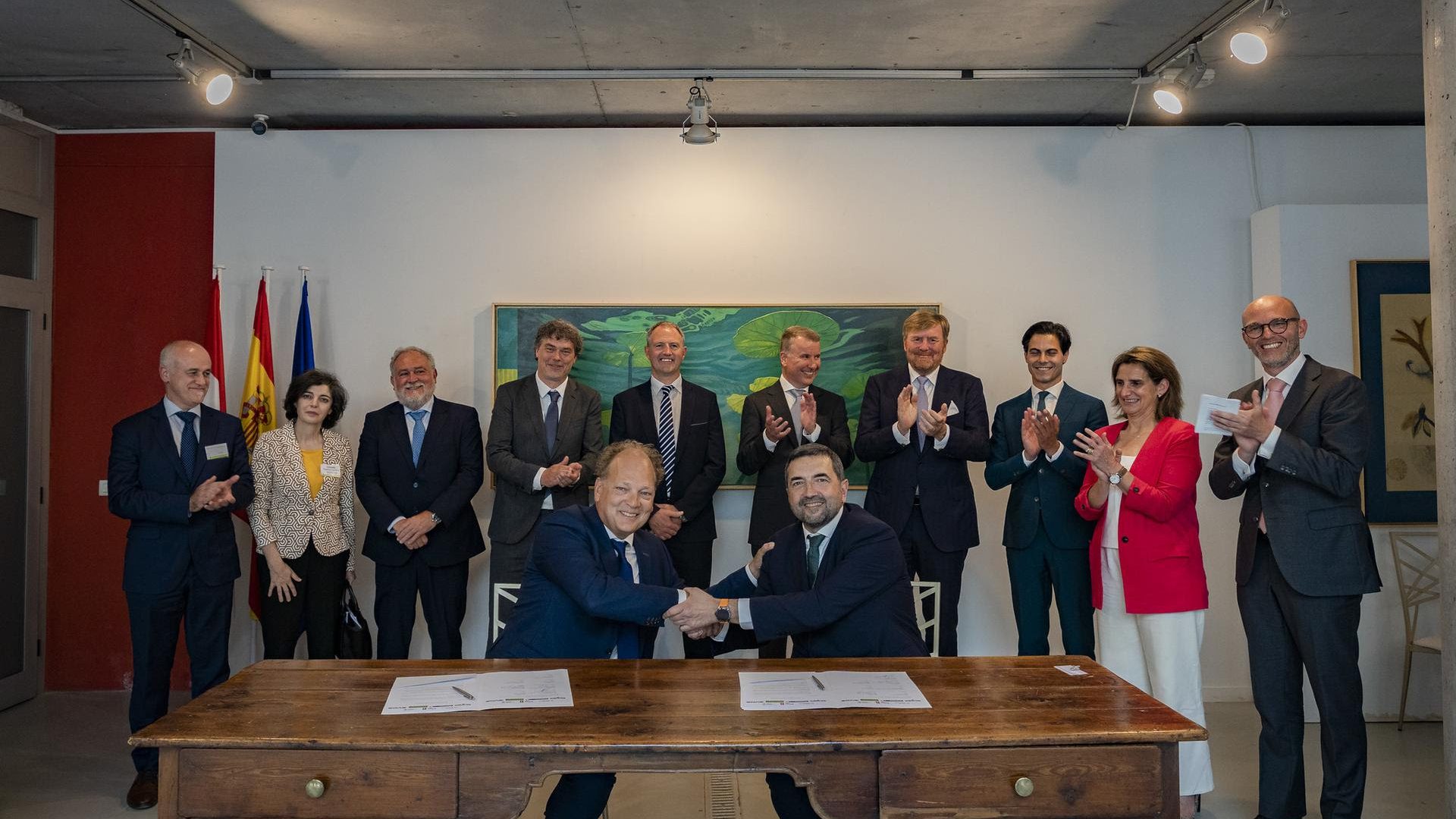 De ondertekening van de  Memorandum of Understanding (MoU) werd bijgewoond door koning Willem-Alexander, minister Rob Jetten, de Spaanse minister Teresa Ribera.