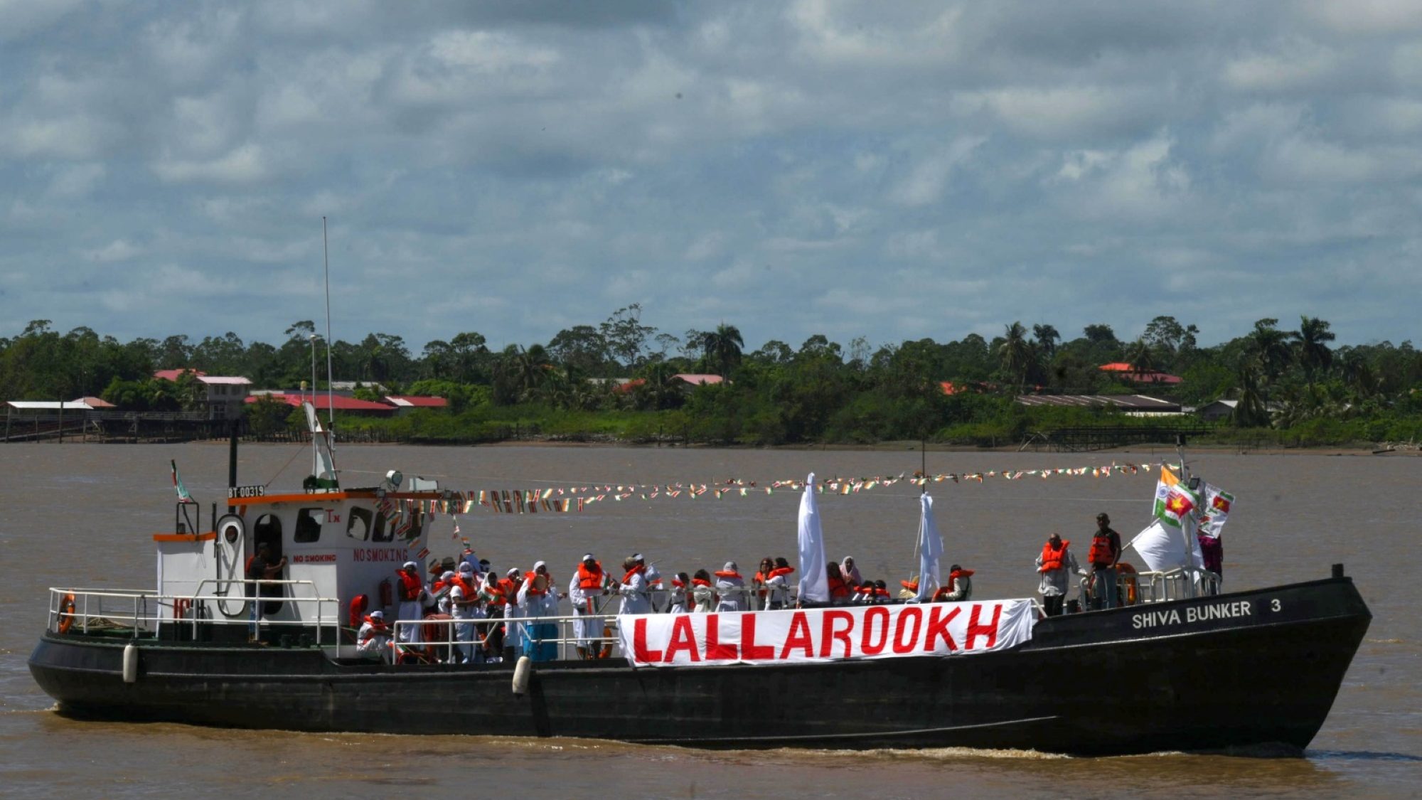 Een namaak Lalla Rookh meerde aan de Surinamerivier bij de Surinaamse hoofdstad Paramaribo aan.
