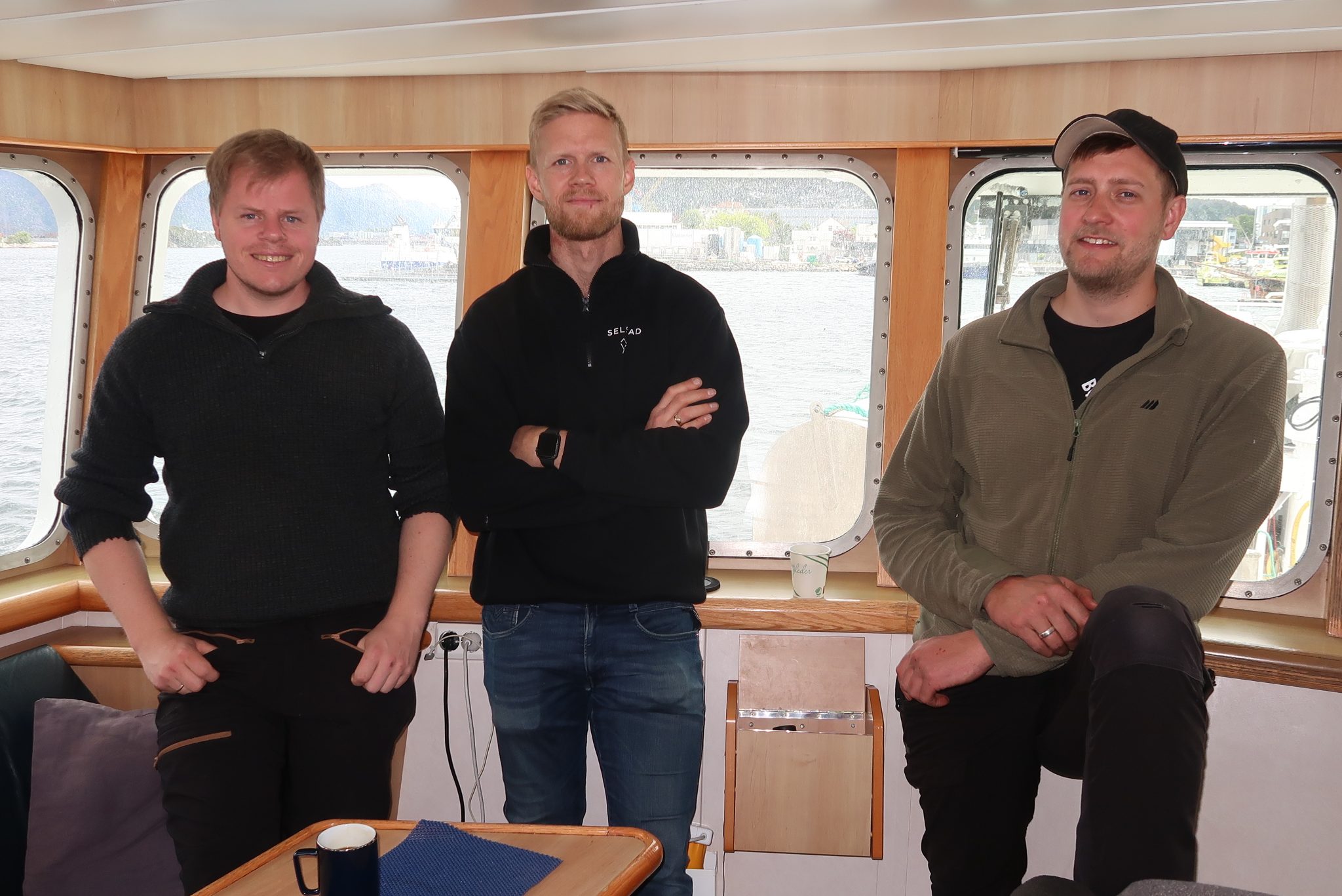 In het midden Tommy Soj met links schipper Svein Kristian Sjo en rechts matroos Martin Bjørnevik. (foto’s W.M. den Heijer)