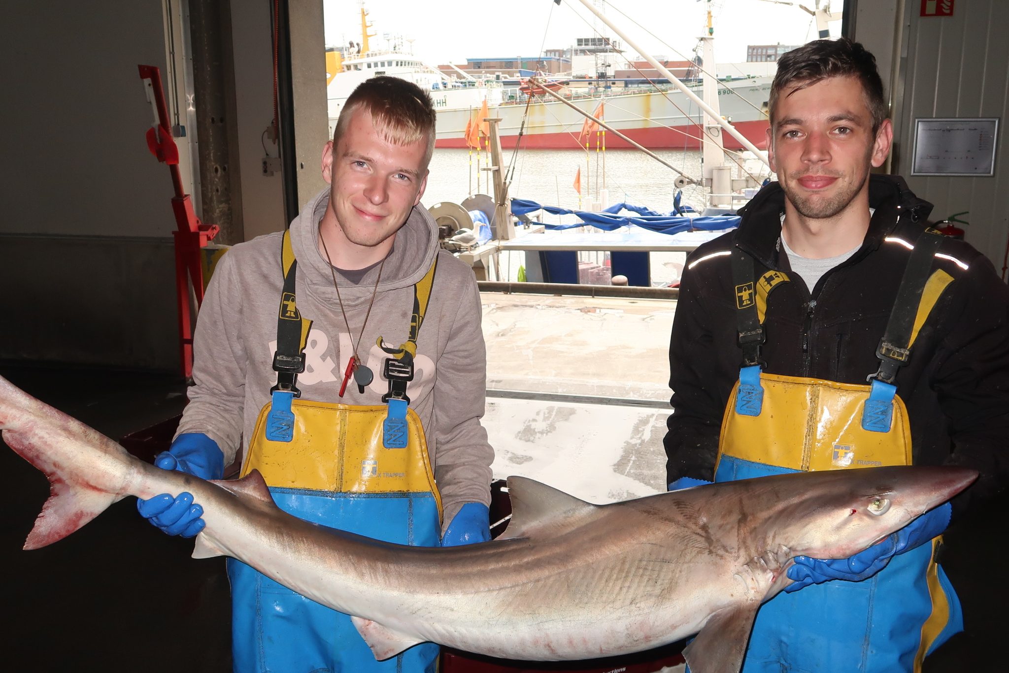 Meindert de Boer (links) en neef Louw de Boer tonen vol trots de gladde haai.