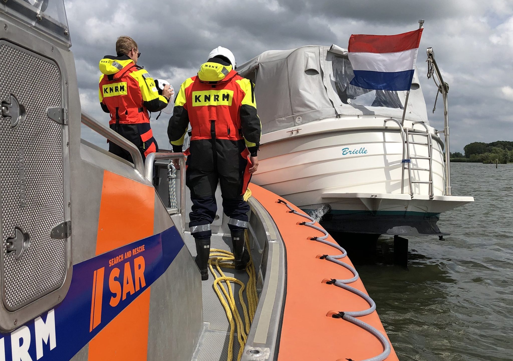 KNRM Dordrecht biedt hulpverlening aan een gestrand motorjacht in de Biesbosch.
