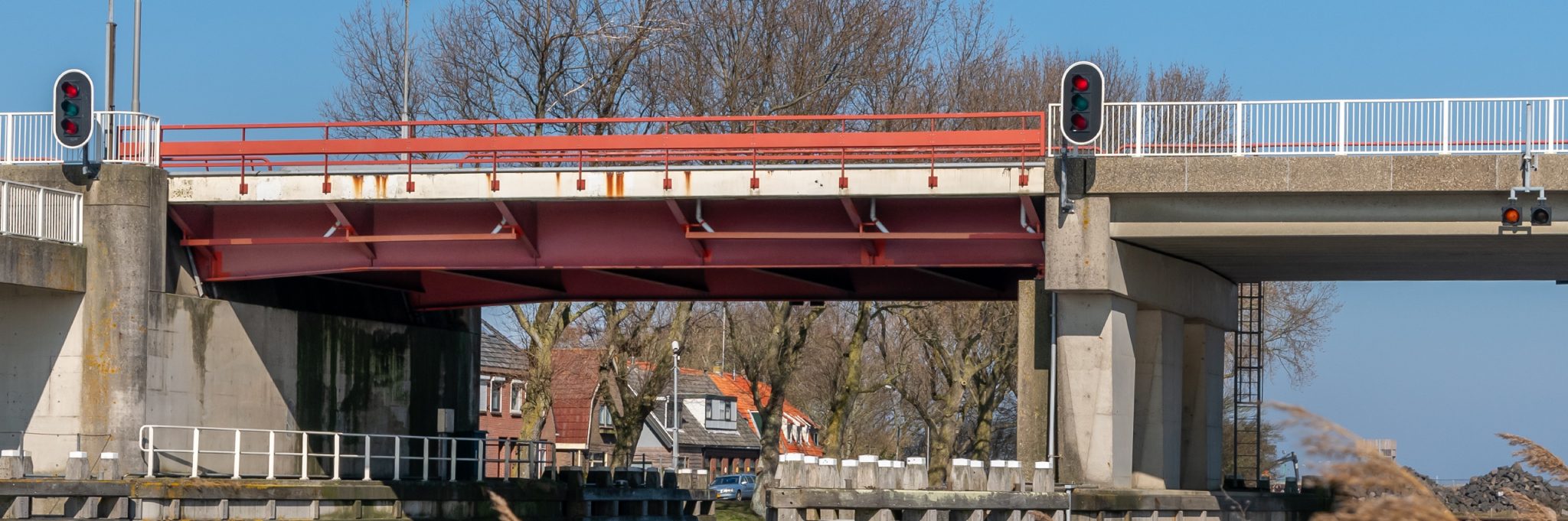 Schepen hoger dan 8,3 meter kunnen niet onder de brug doorvaren.