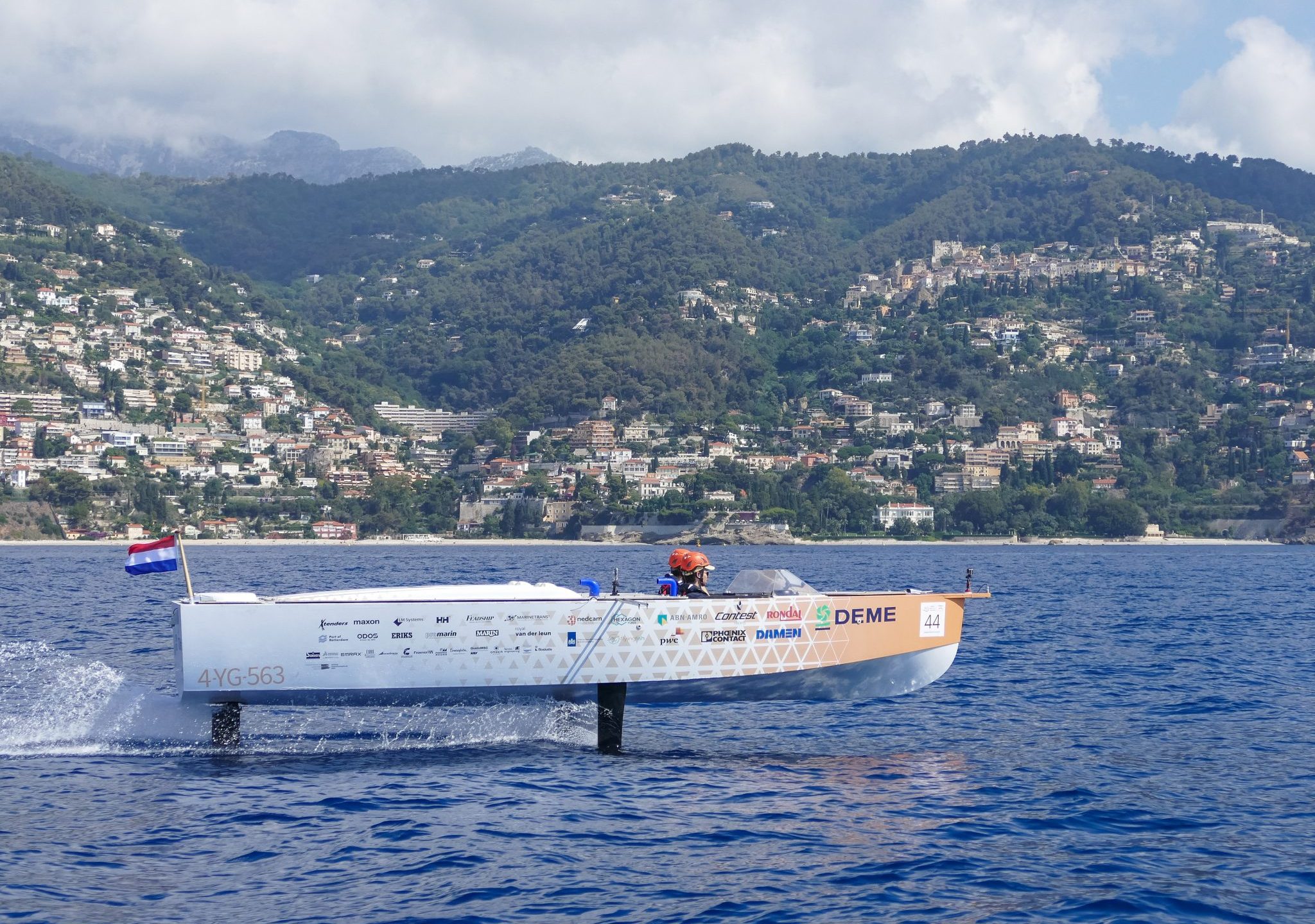 De winnende waterstof aangedreven draagvleugelboot van het Team Hydro Motion tijdens de Monaco Energy Boat Challenge een nog redelijk vlakke Middellandse Zee. Later tijdens de Open Sea Challenge zouden wind en hoge golven roet in het eten gooien.