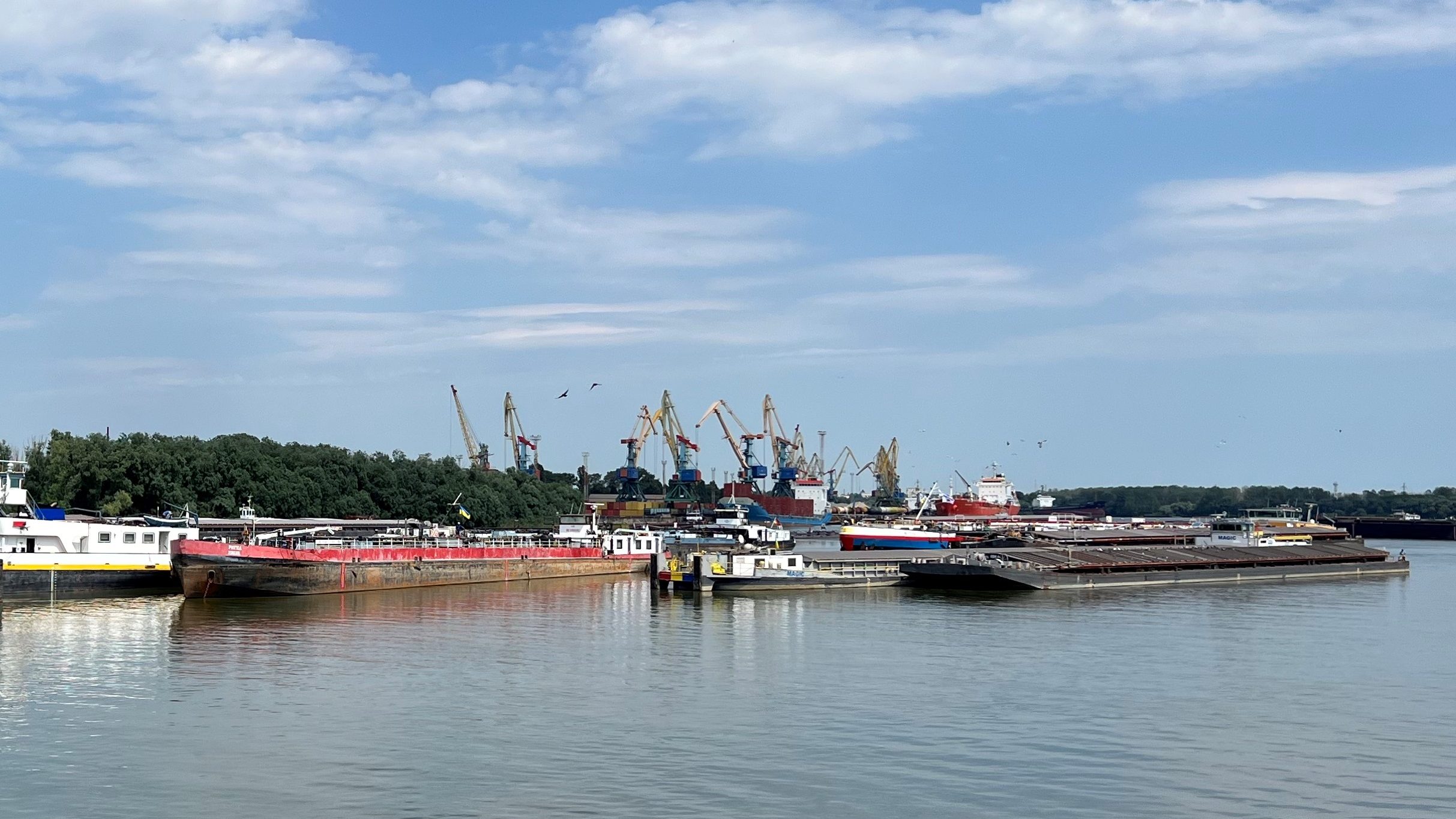 Voor de havens van Izmail en Reni in Oekraïne liggen tientallen coasters, binnenschepen en duwbakken te wachten op lading. De installatie zijn niet berekend op zo veel overslag.